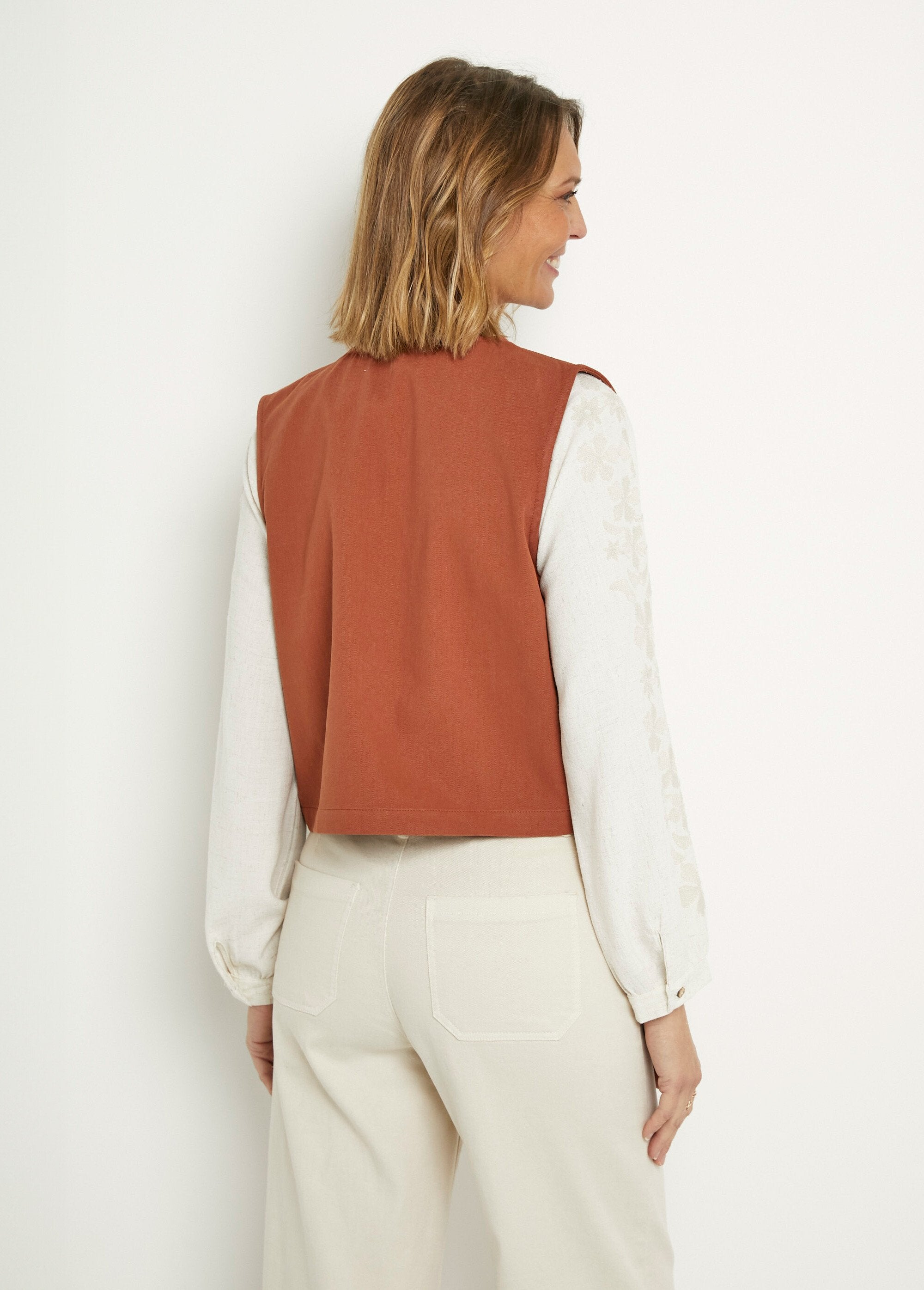 Scandinavian_style_embroidered_sleeveless_vest_Paprika_DO1_slim