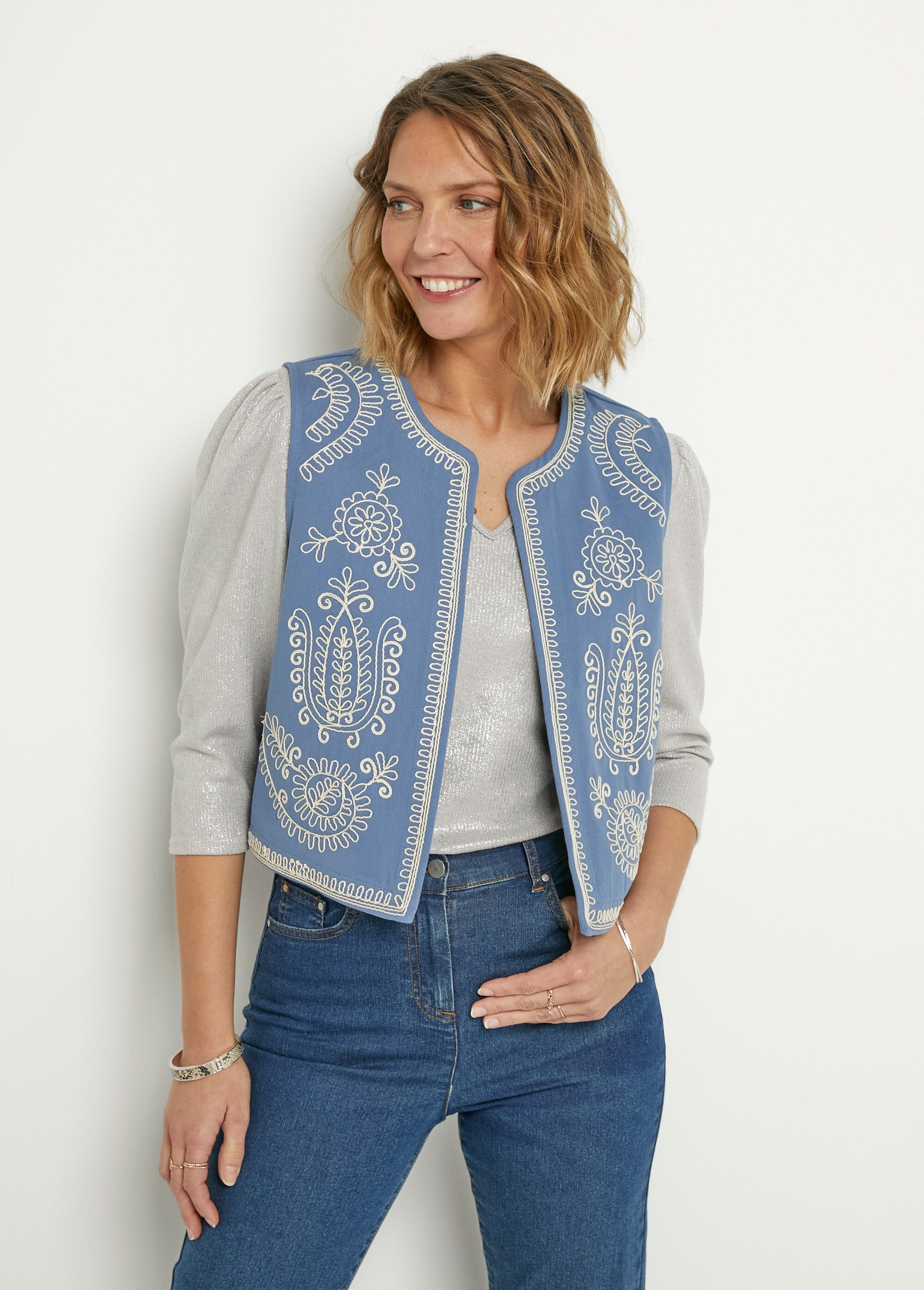 Gilet_sans_manches_brodé_style_scandinave_Bleu_FA1_slim