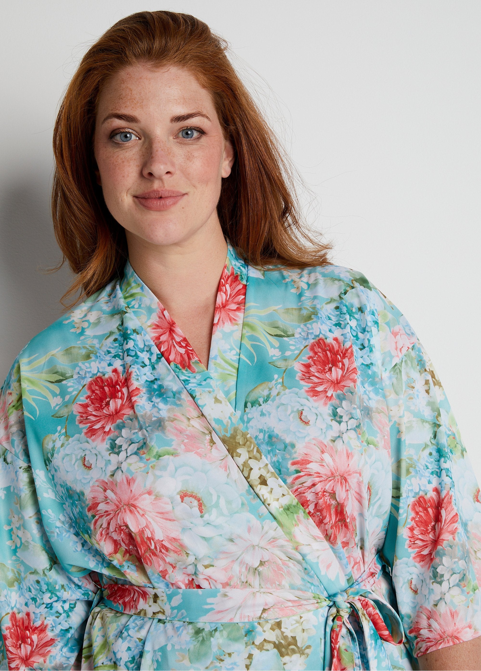 Fluid_satin_floral_kimono_bathrobe_Mint_background_DE1_curvy