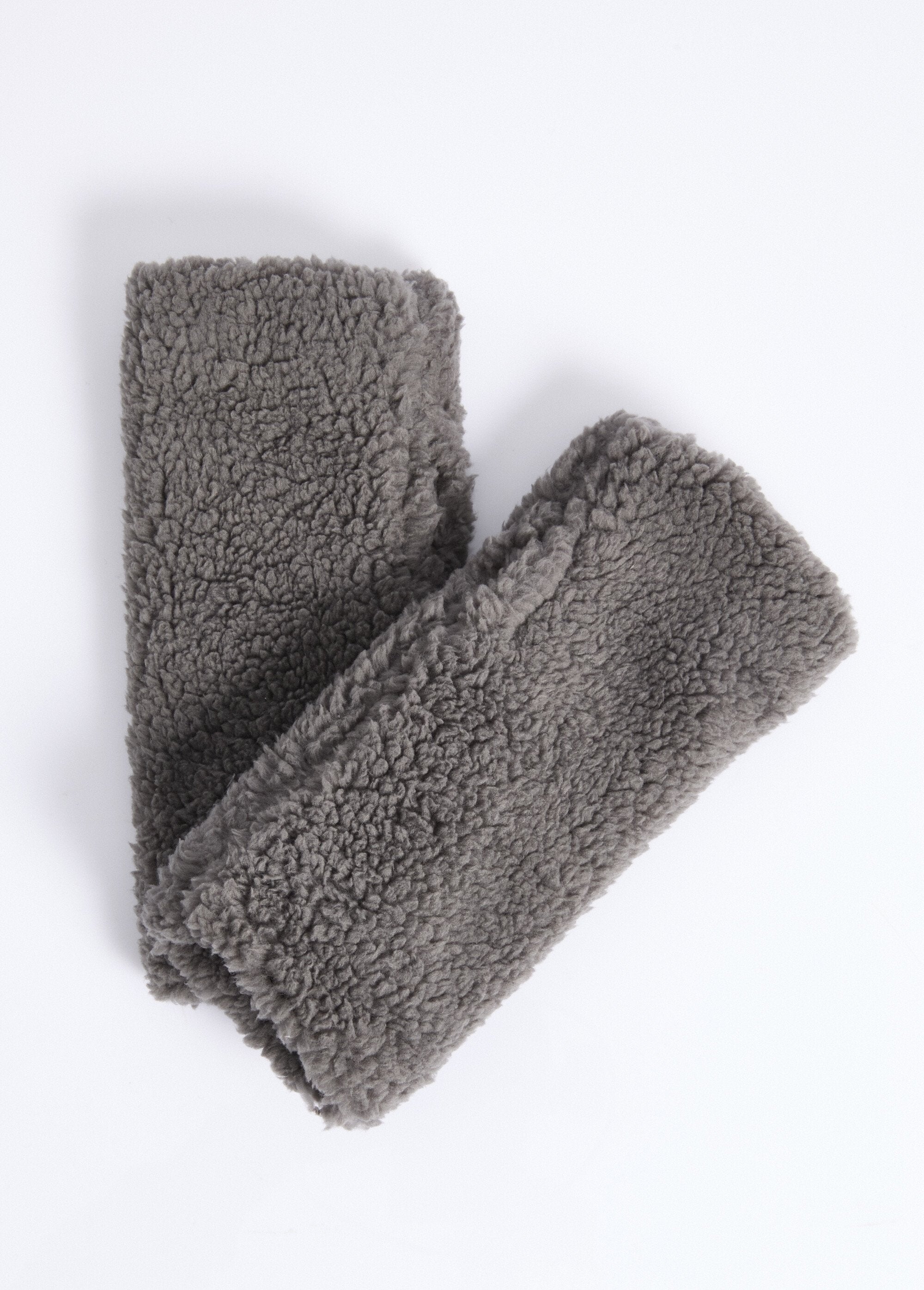 Warm,_plain,_sherpa-style_fleece_mittens_Gray_FA1_slim