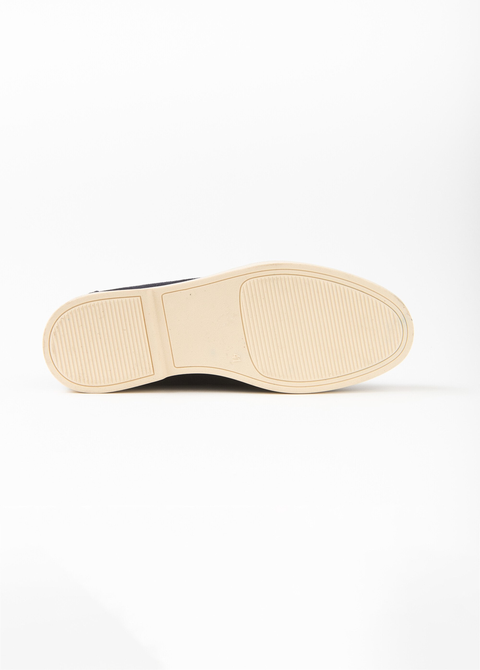 Men's_moccasins_with_contrasting_soles_Marine_UN1_slim