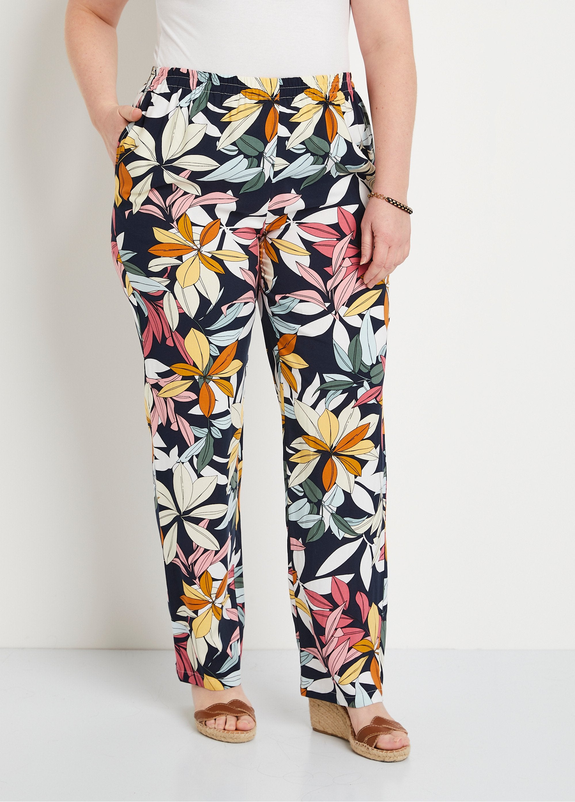 Elasticated_waist_printed_pants_Navy_background_FA1_curvy