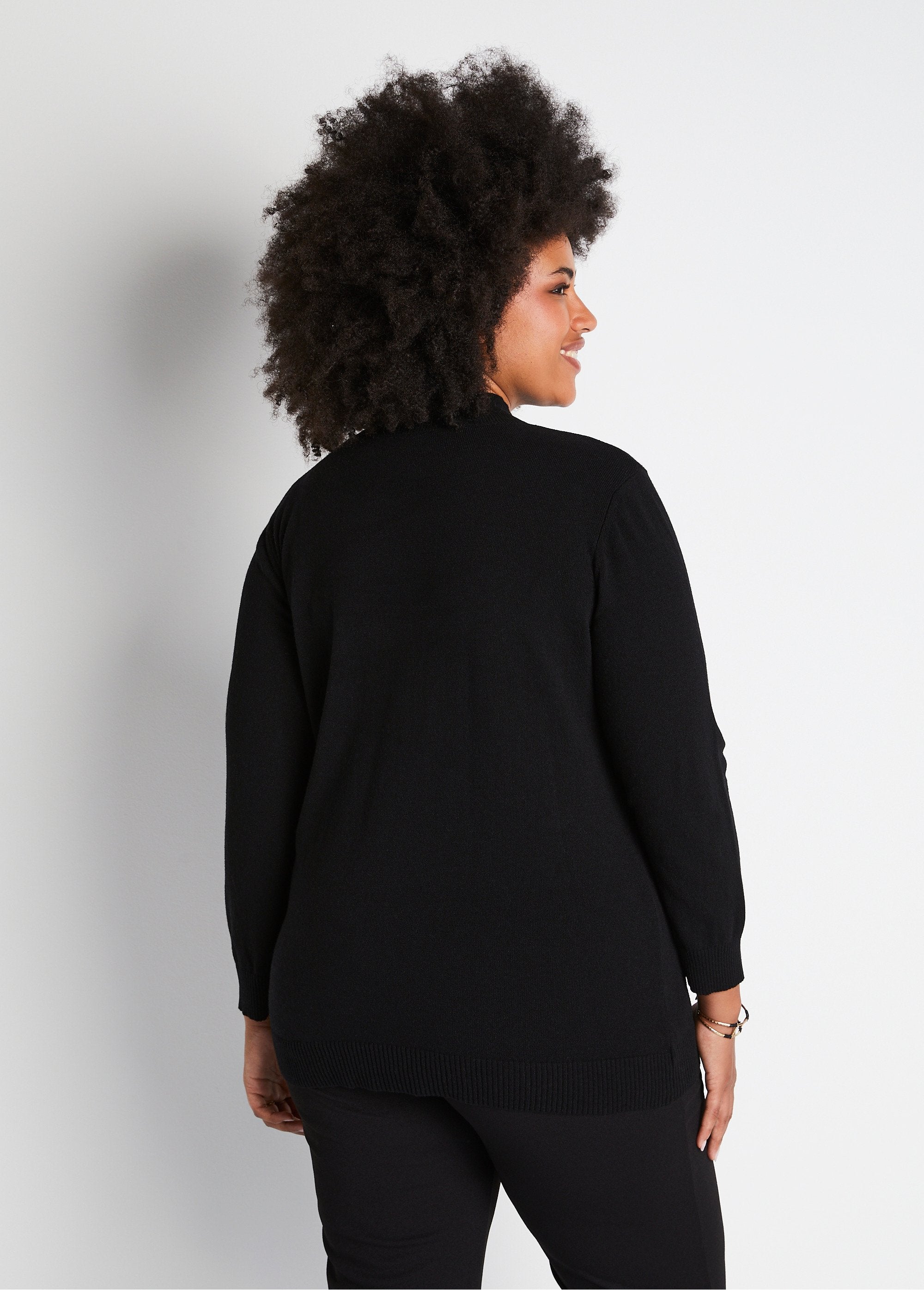 Sweater_with_recycled_fibers,_wool_and_cashmere_Black_DO1_curvy