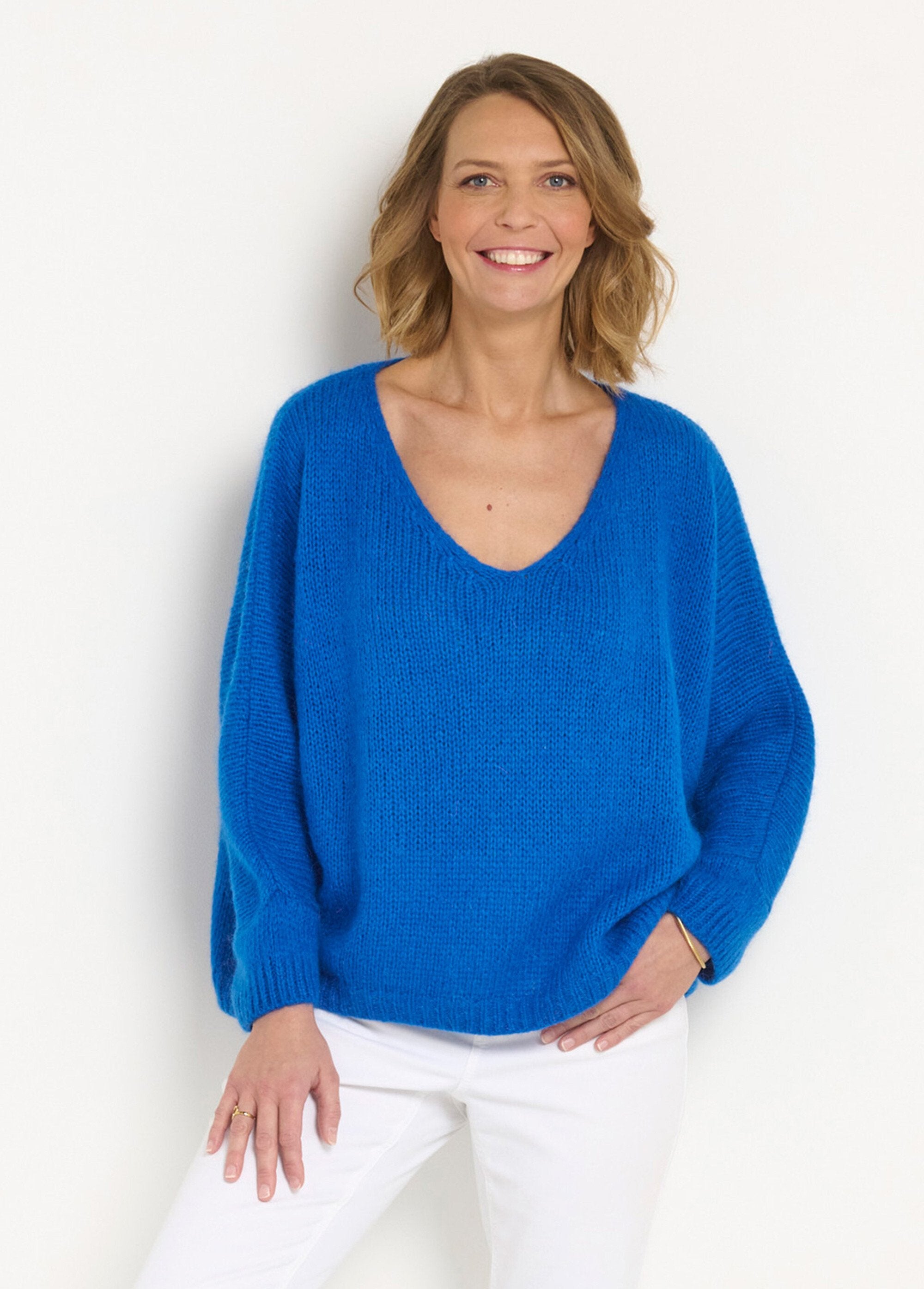 Pull_chaud_laine_mohair_col_V_emmanchures_descendues_Bleu_electrique_FA1_slim