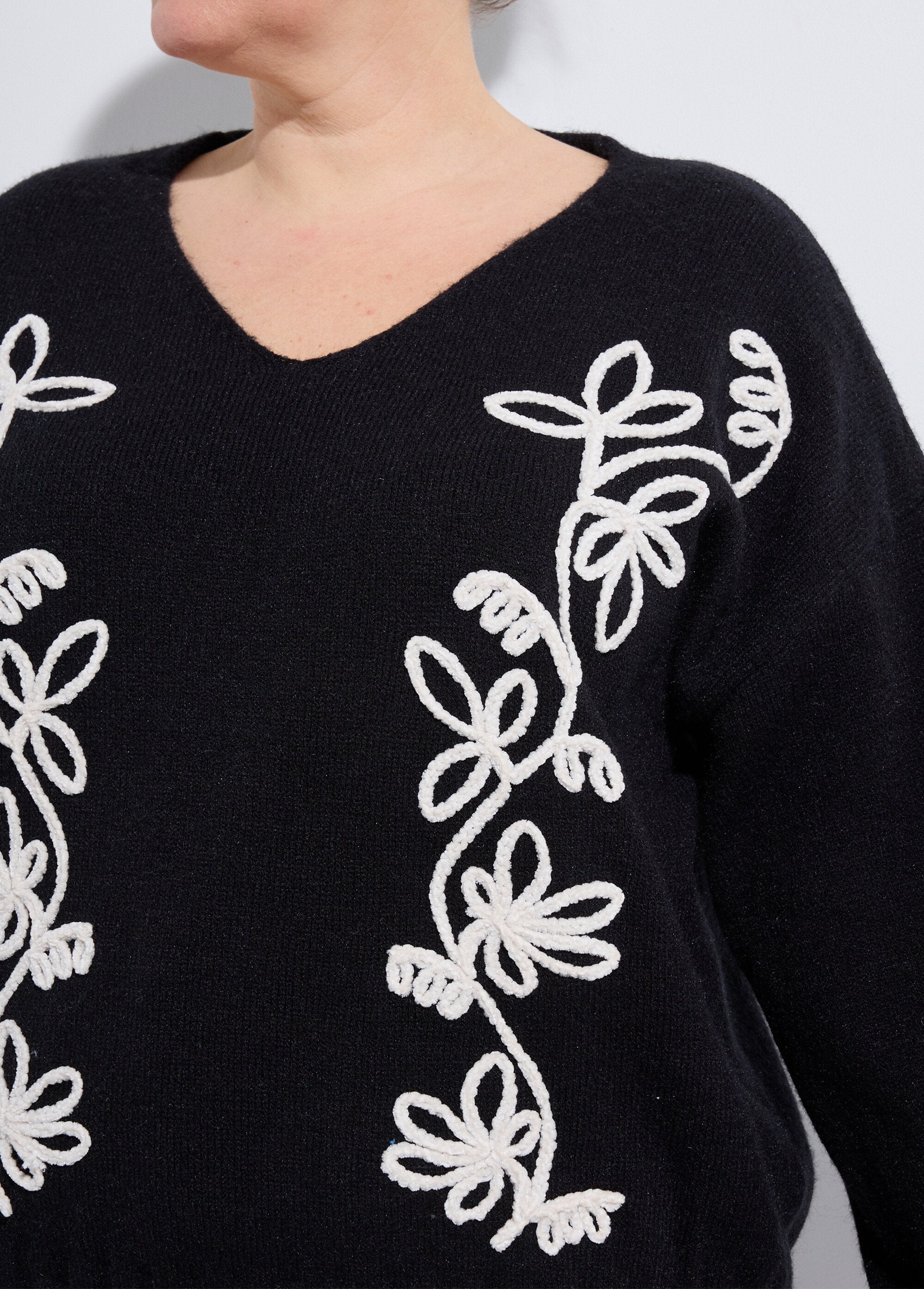 Pull_col_V_avec_broderies_fleurs_Noir_DE1_curvy
