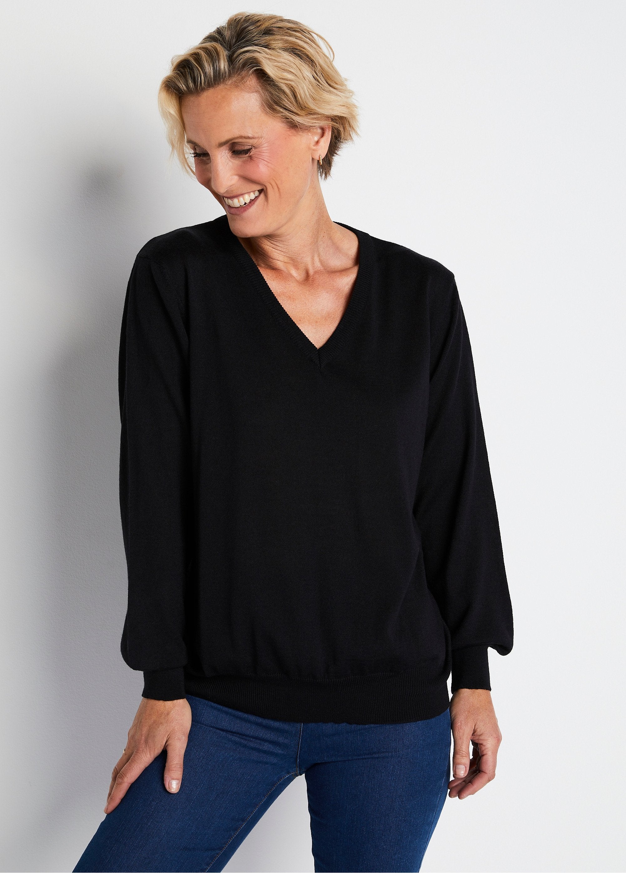 Short_V-neck_sweater_with_merino_wool_Black_FA1_slim