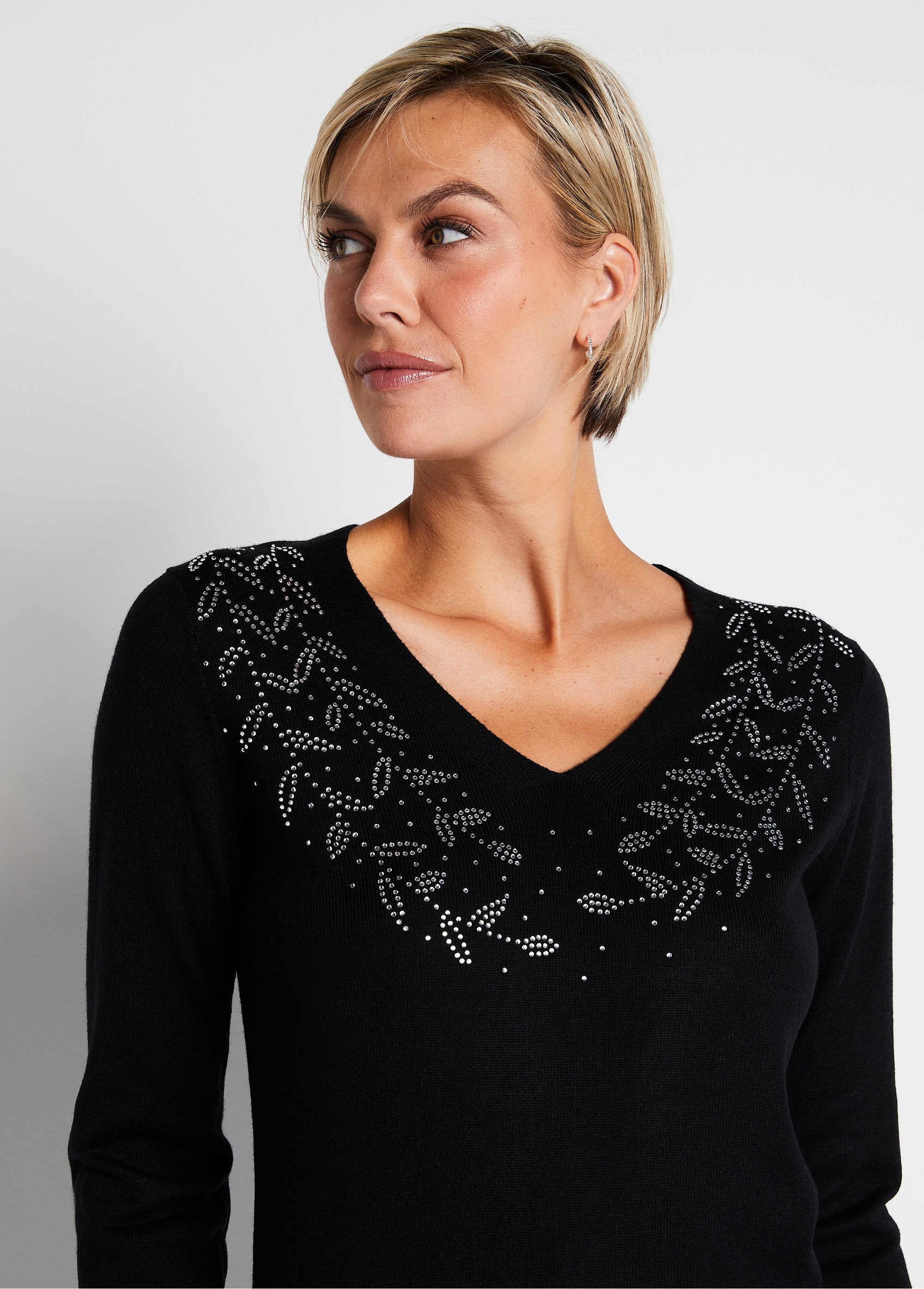 Long-sleeved_rhinestone_V-neck_sweater_Black_DE1_slim