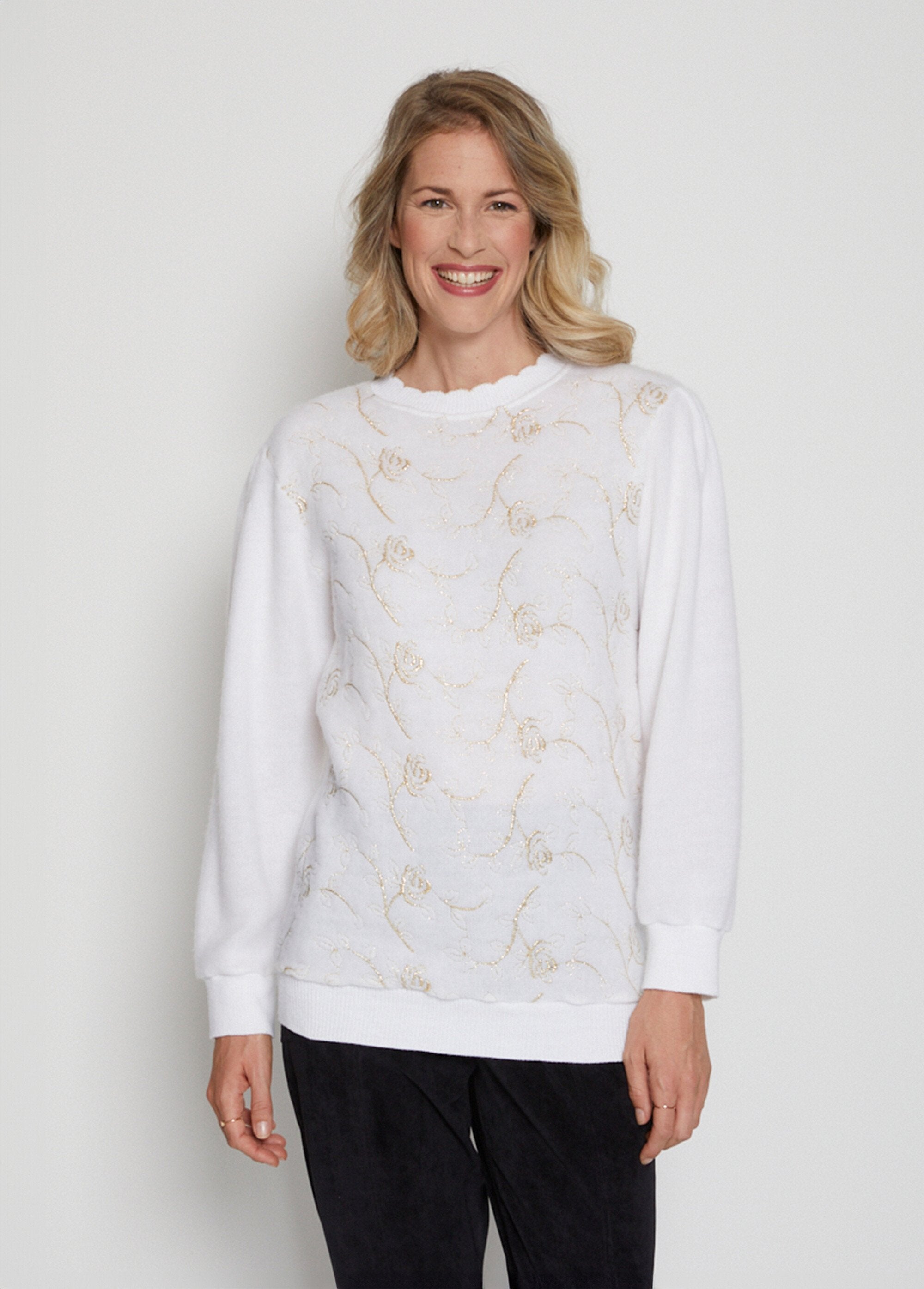 Soft_shimmering_round_neck_sweater_White_and_gold_FA1_slim