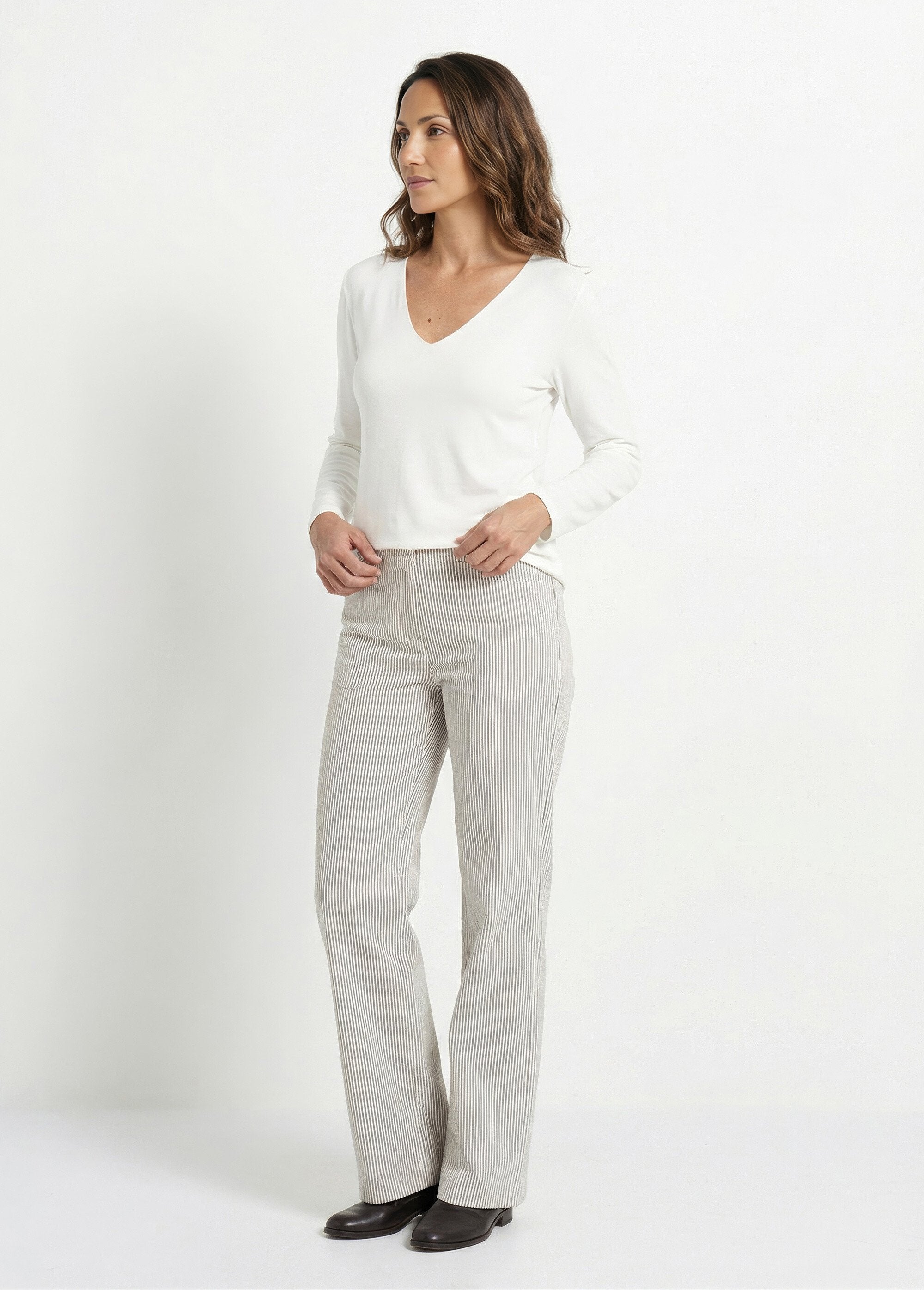Thin_sweater_with_angora_and_wool,_V-neck_Ecru_SF1_slim