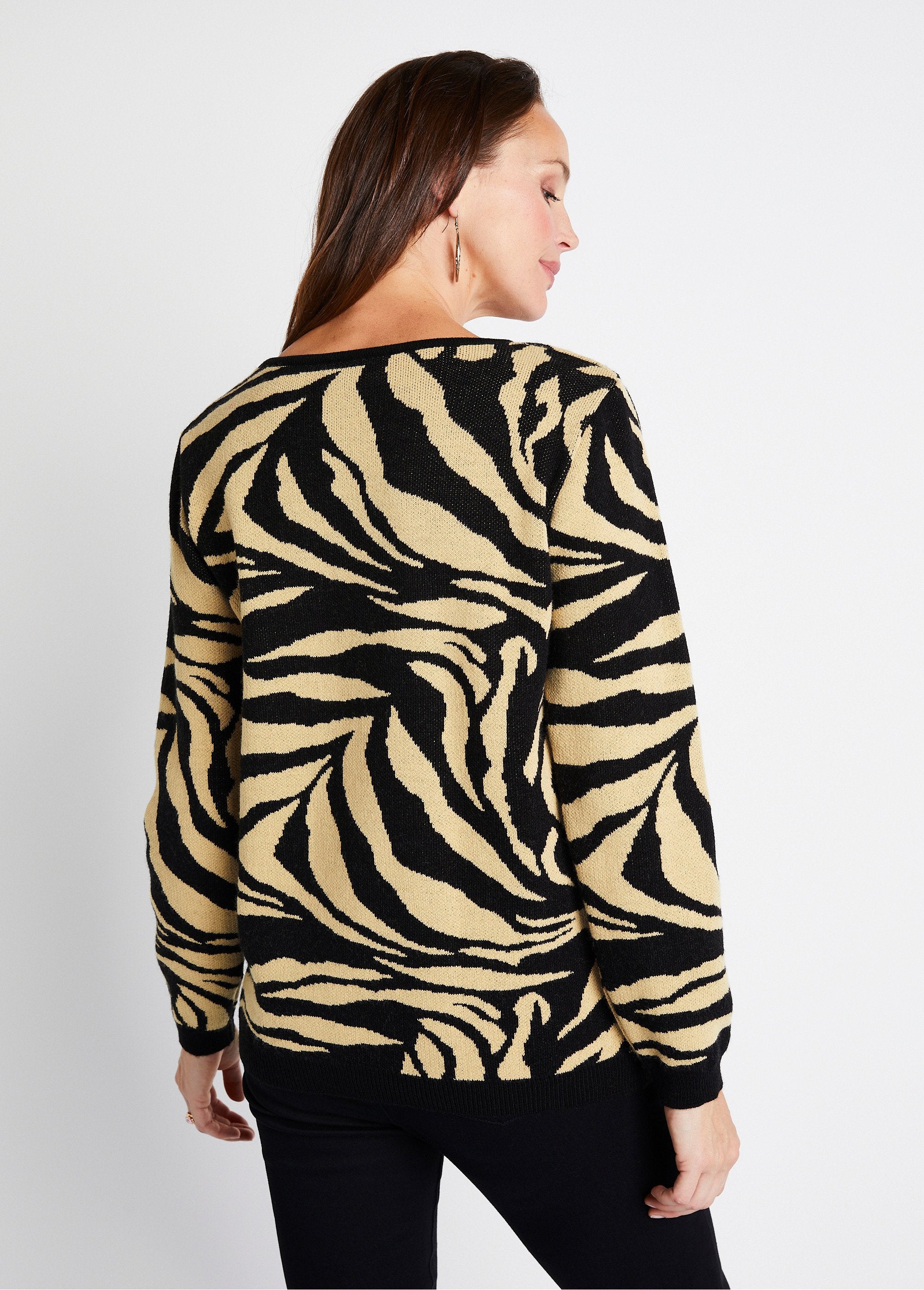 Soft_zebra_jacquard_round_neck_sweater_Beige_and_black_DO1_slim