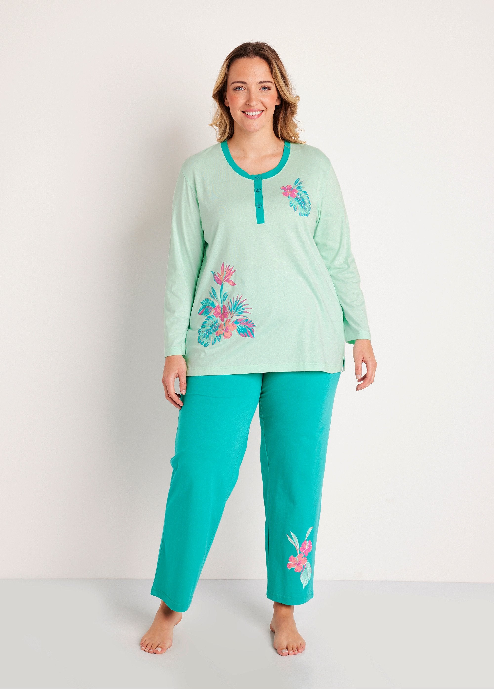 Buttoned_cotton_pajamas_with_exotic_pattern_Tropical_print_FA1_curvy