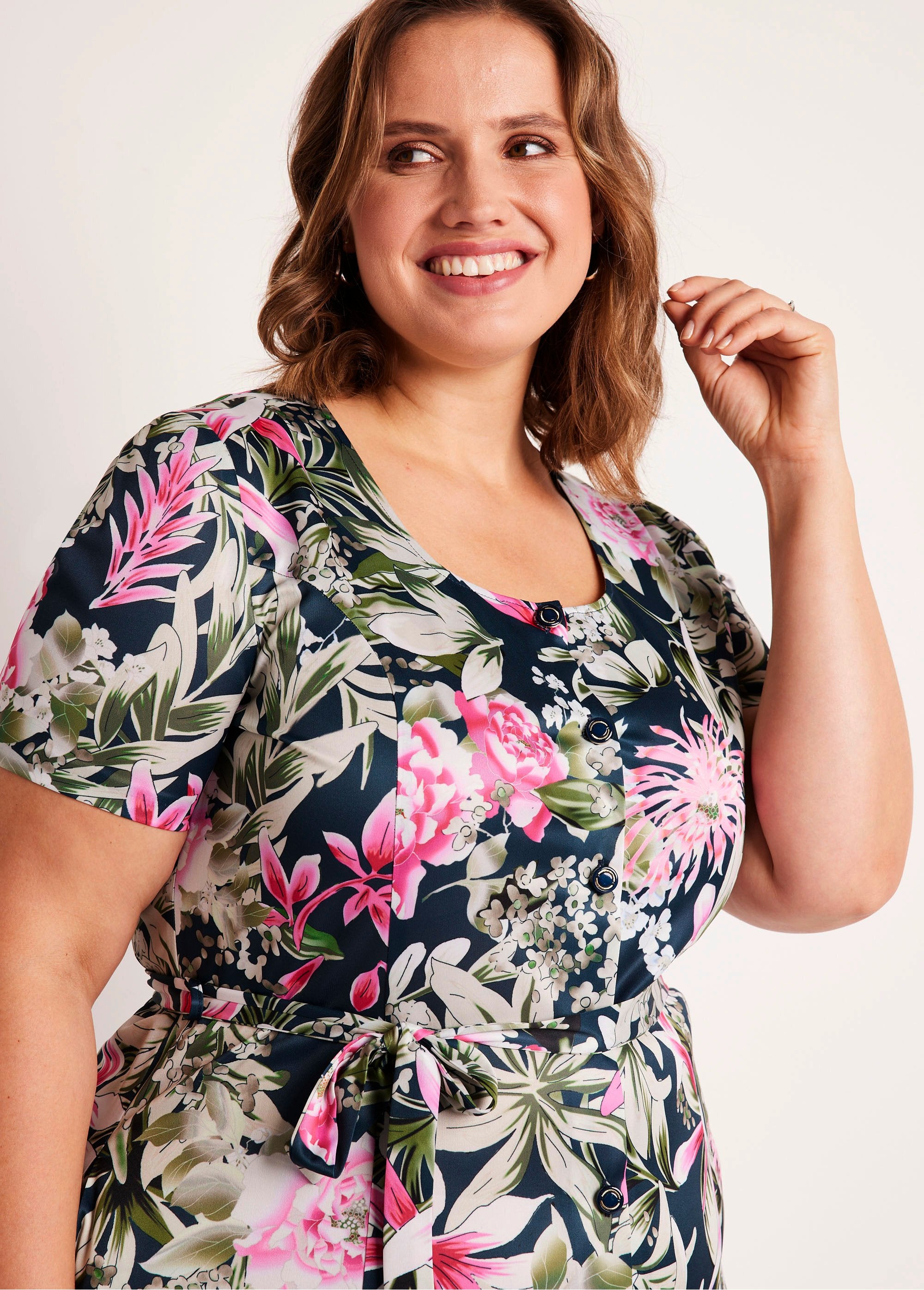 Printed_mid-length_buttoned_dress_Navy_and_fuchsia_DE1_curvy