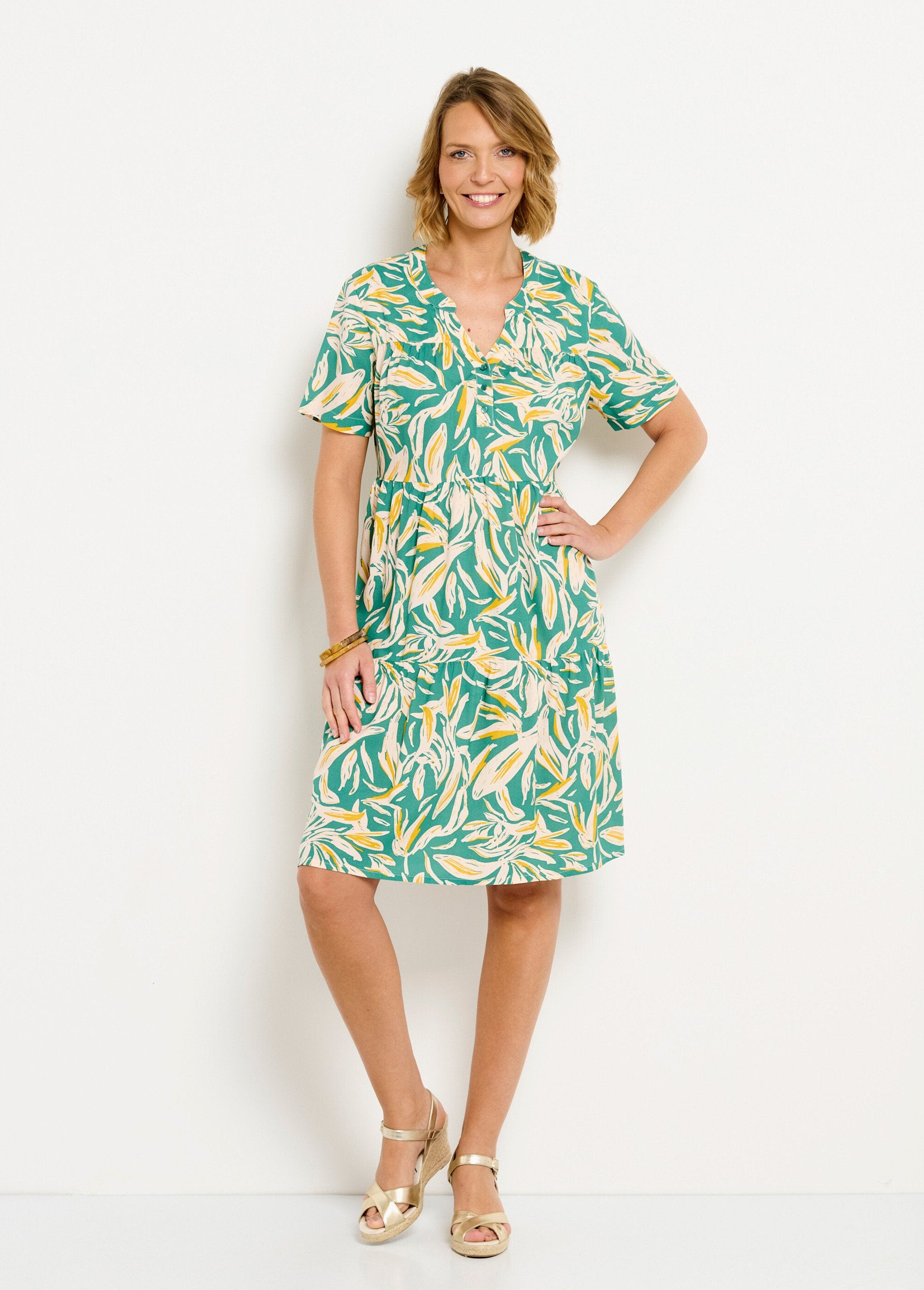 Printed_buttoned_V-neck_dress_with_short_sleeves_Green_and_white_FA1_slim