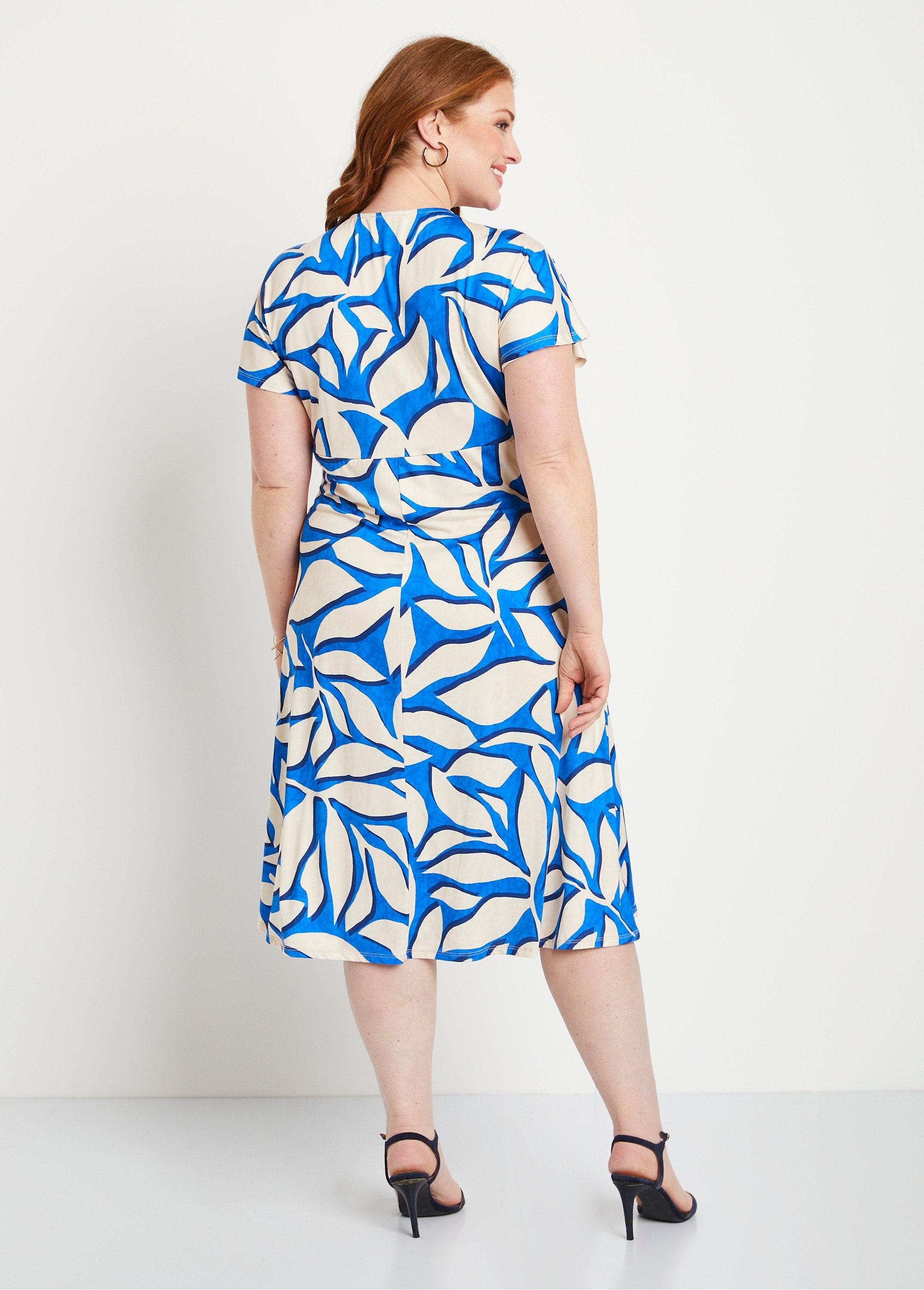 Short_flared_leaf_pattern_dress_Blue_and_ecru_DO1_curvy