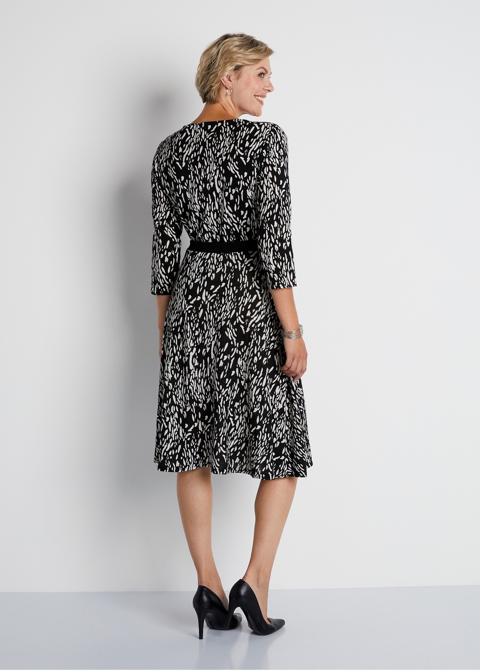 Short_printed_warm_knit_dress_Black_and_white_print_DO1_slim