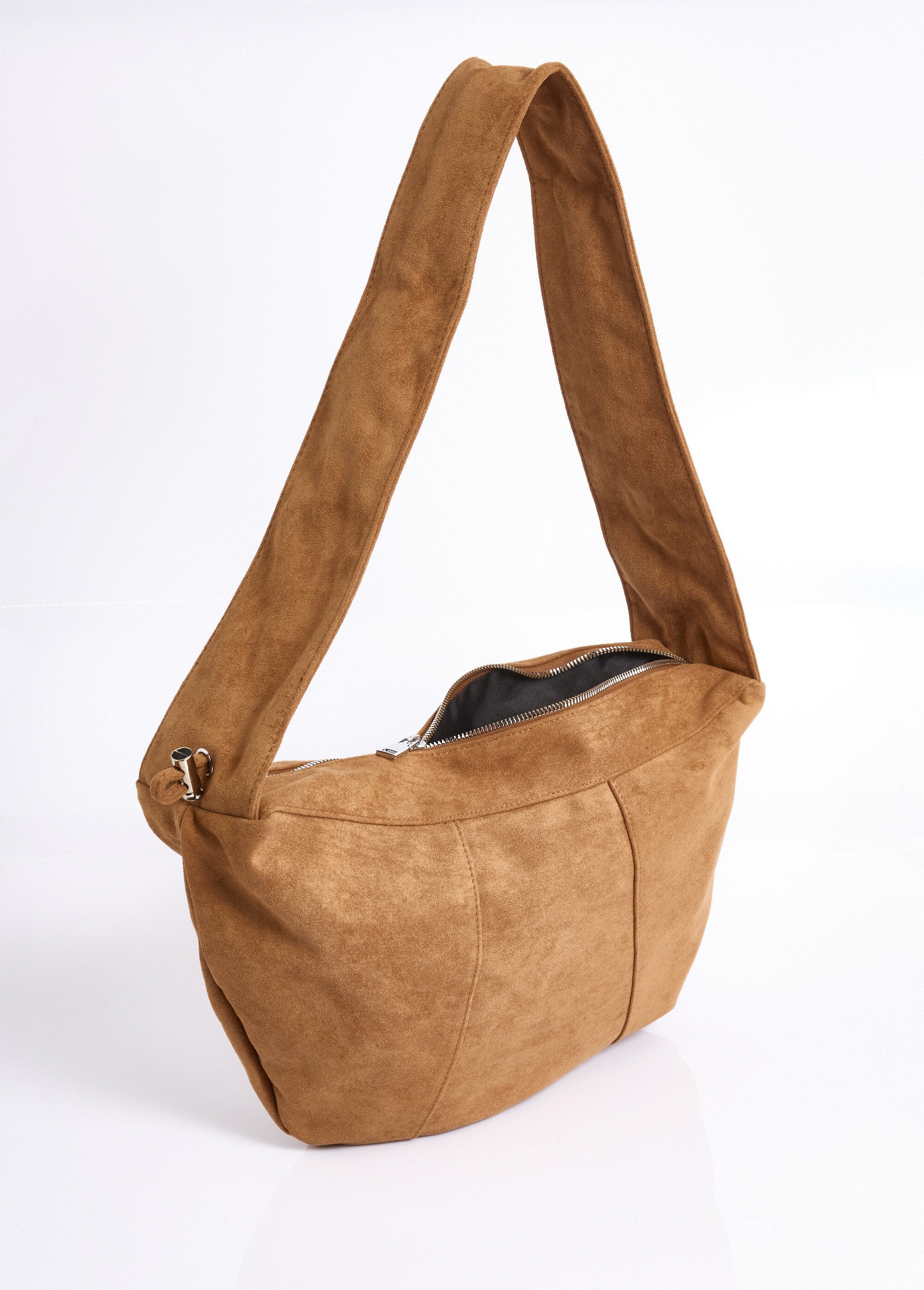 Suede_bag_with_wide_shoulder_strap_camel_DE1_slim