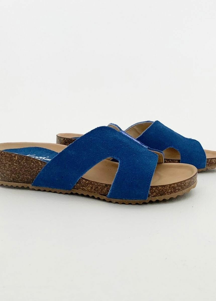 Blue_sandals_with_"tortoiseshell"_detail_on_the_front_Blue_DE1_slim