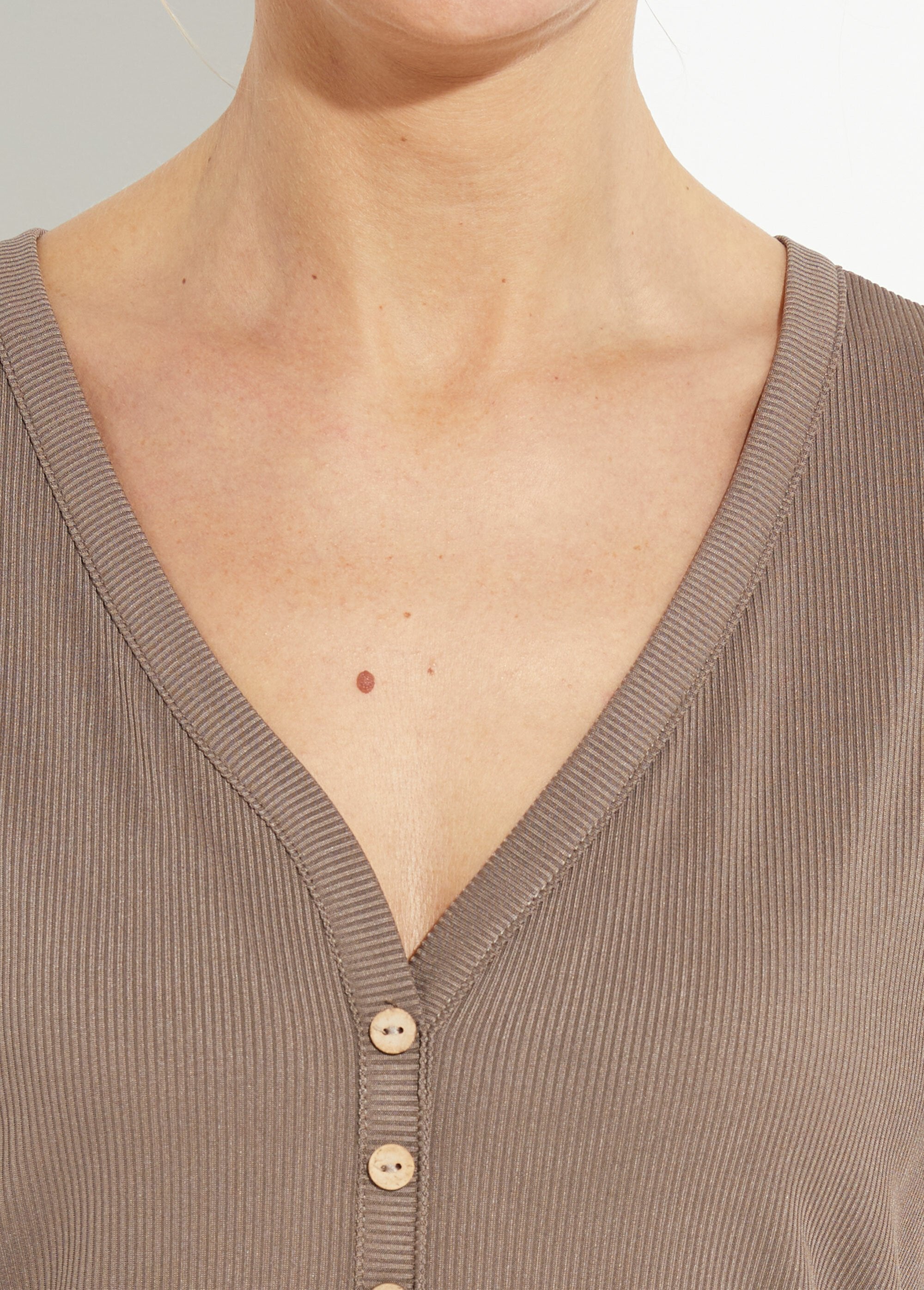 T-shirt_col_V_jersey_cotelé,_Essentiel_Taupe_DE1_slim