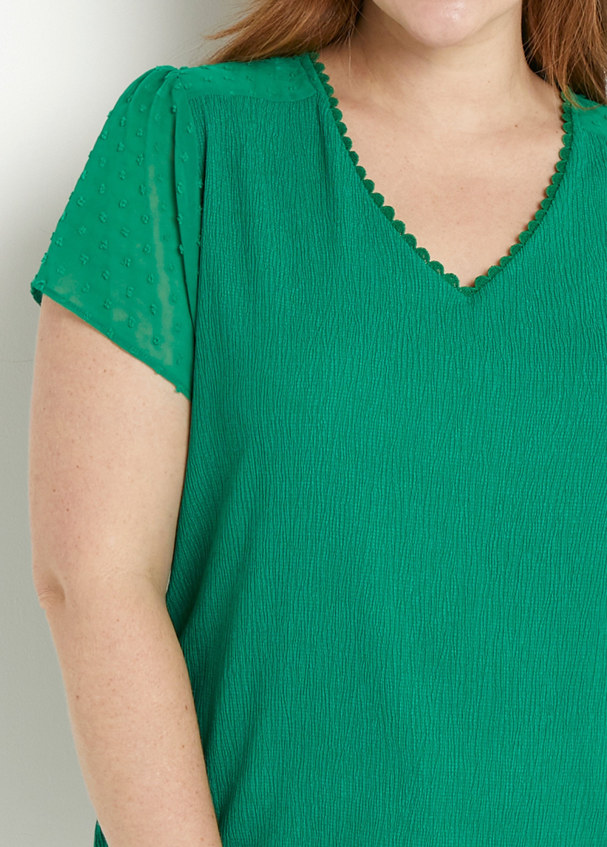 Short-sleeved_V-neck_polka_dot_t-shirt_Green_DE1_curvy