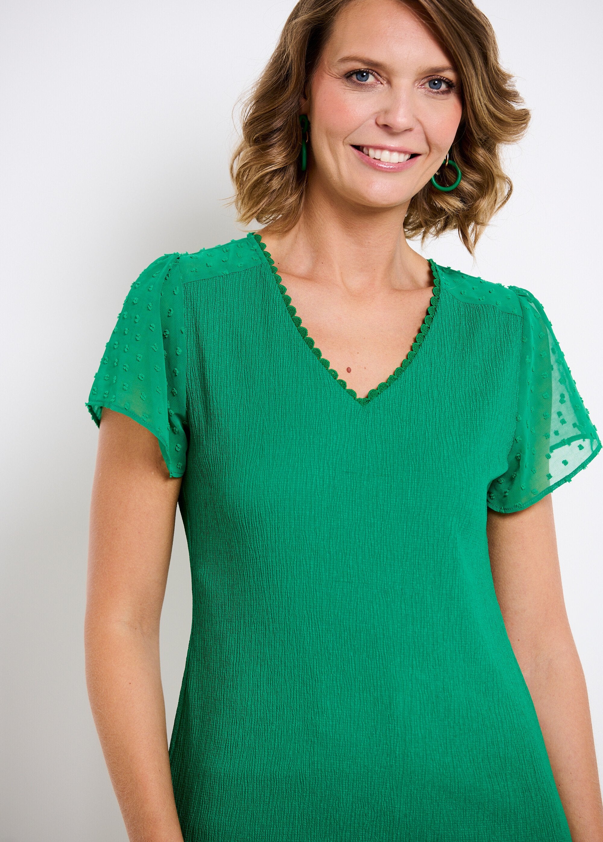 Short-sleeved_V-neck_polka_dot_t-shirt_Green_DE1_slim