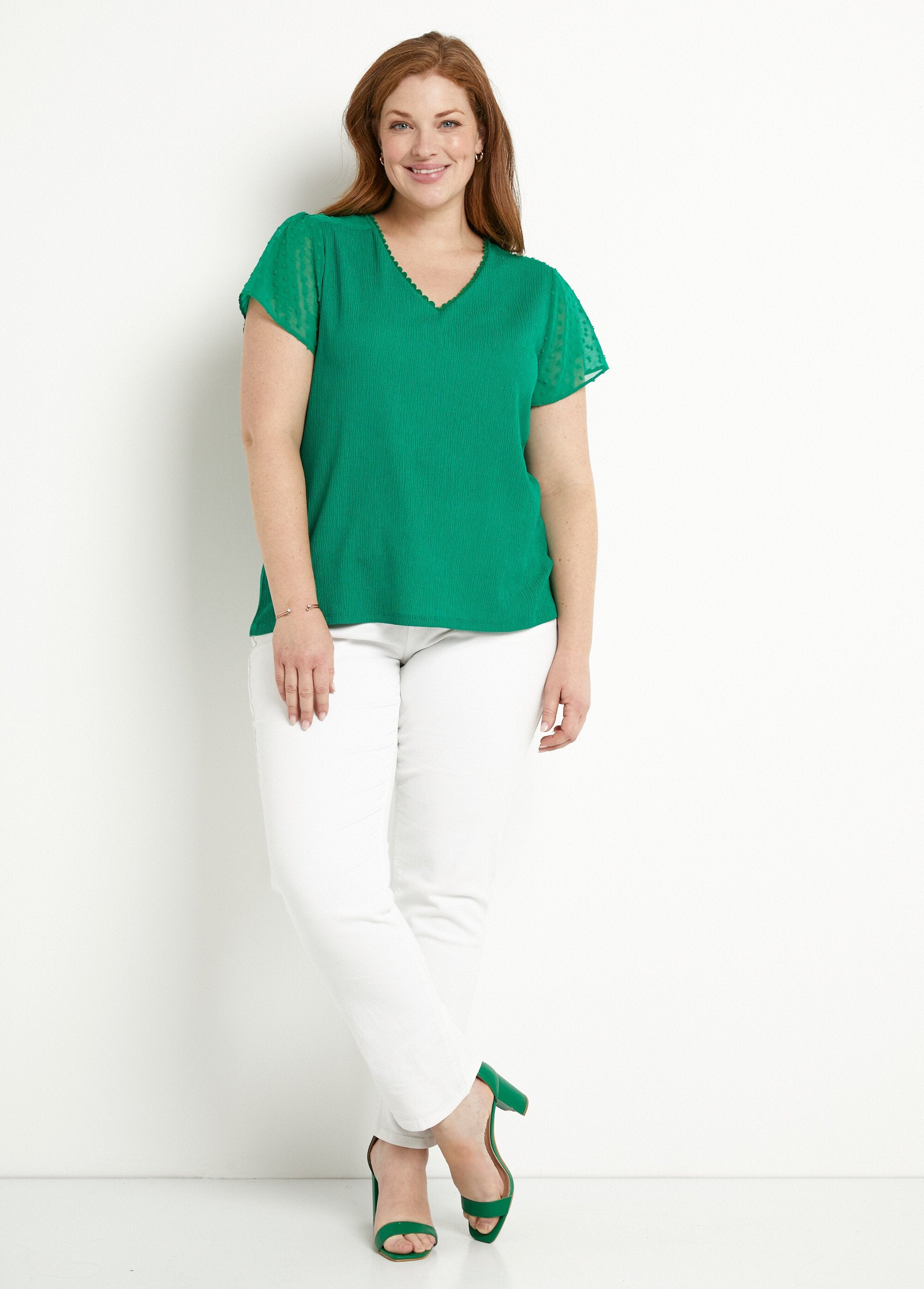 Short-sleeved_V-neck_polka_dot_t-shirt_Green_SF1_curvy