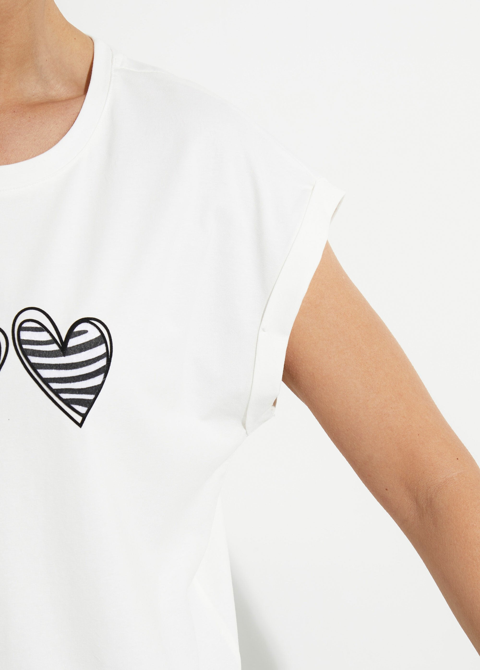 Cotton_T-shirt_with_3_fancy_hearts_White_DE1_slim