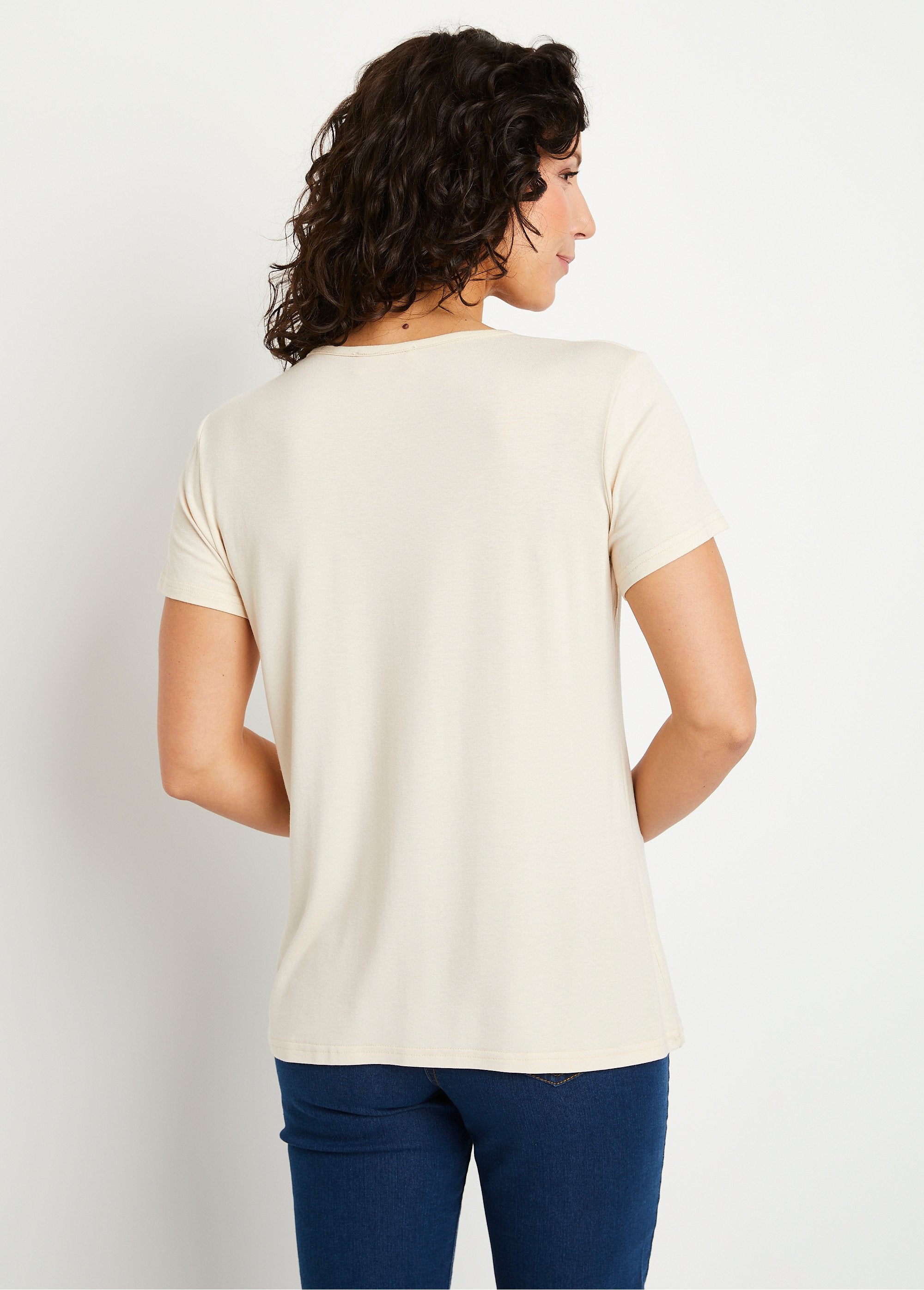 Short_jeweled_round_neck_t-shirt_Plain_beige_DO1_slim