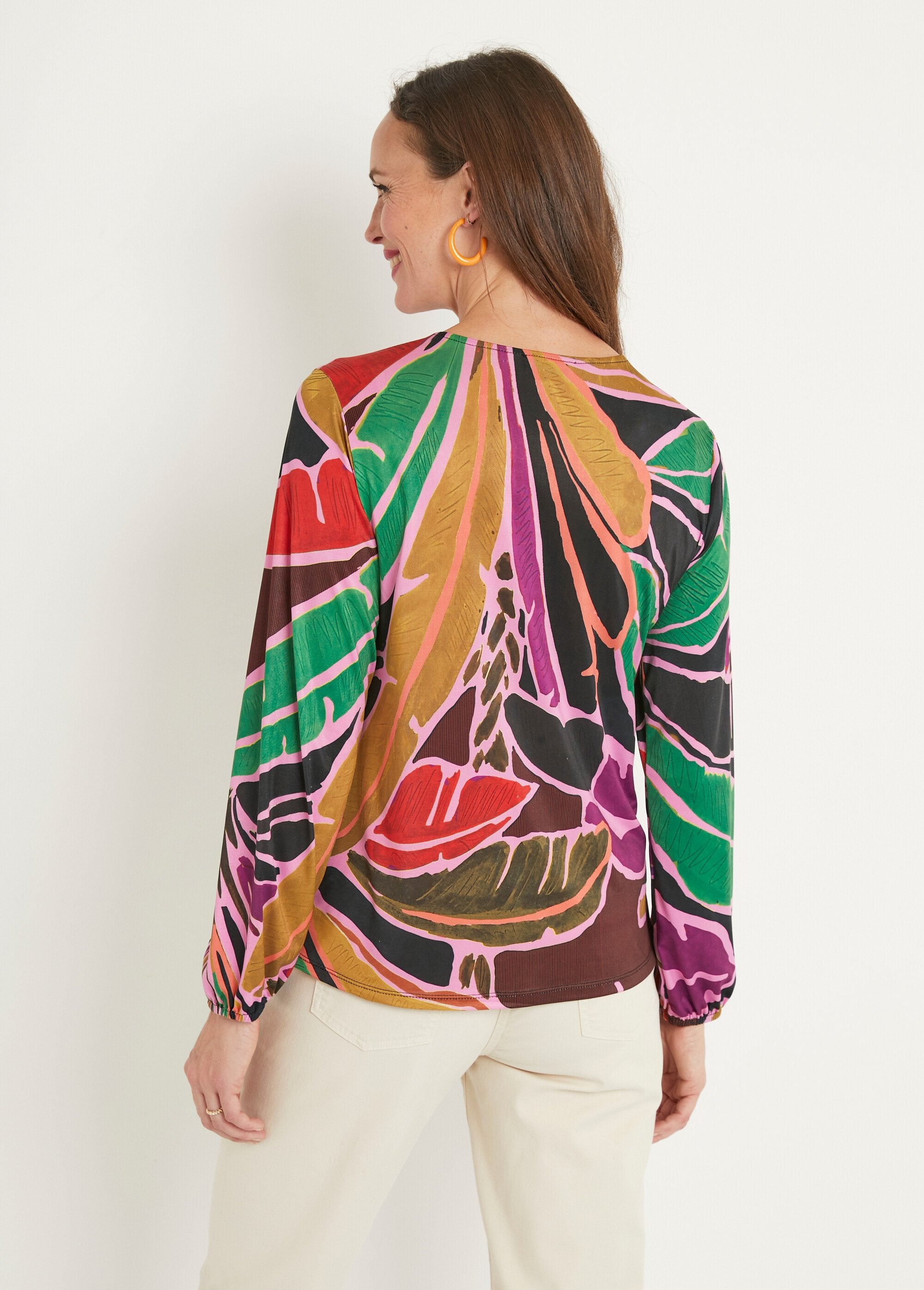 V-neck_graphic_printed_flowing_short_T-shirt_Multicolor_DO1_slim