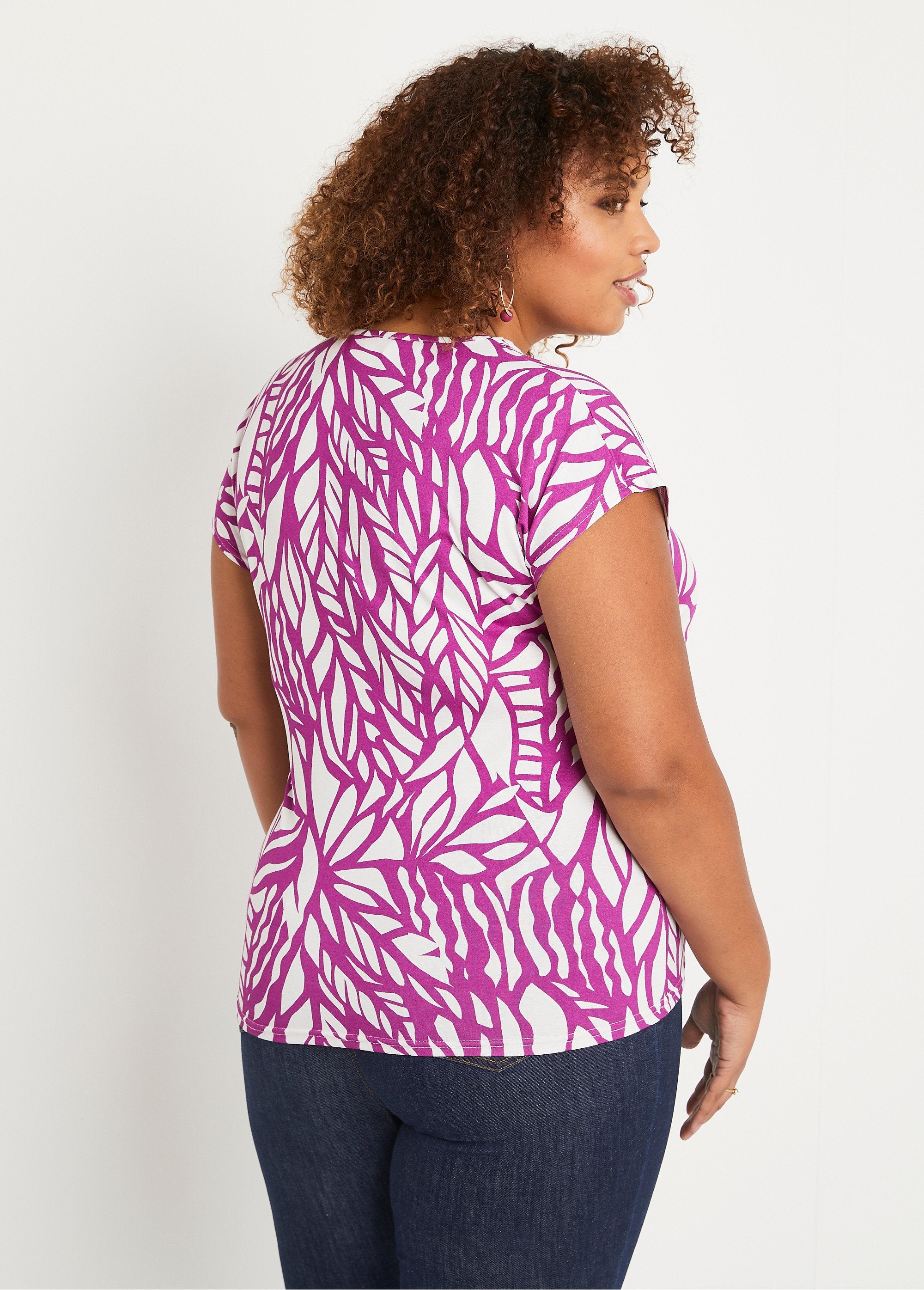 Short_graphic_t-shirt_Blackcurrant_and_white_DO1_curvy