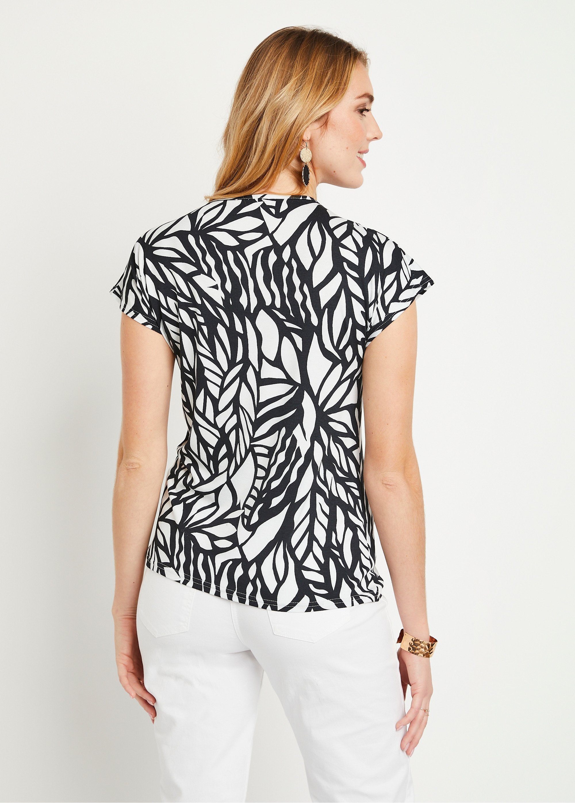 Short_graphic_t-shirt_Black_and_white_DO1_slim