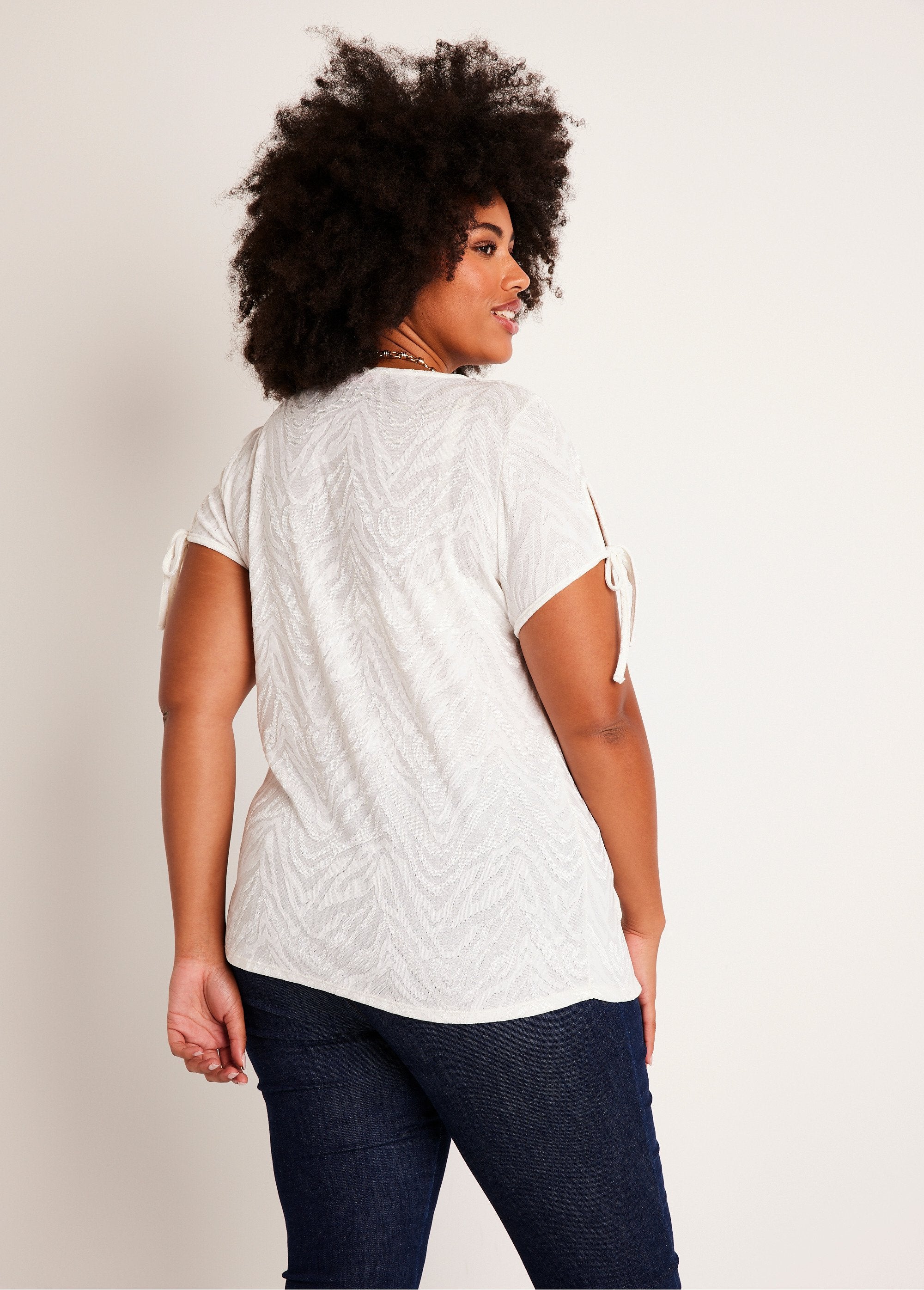 Long_loose_V-neck_t-shirt_Ecru_DO1_curvy