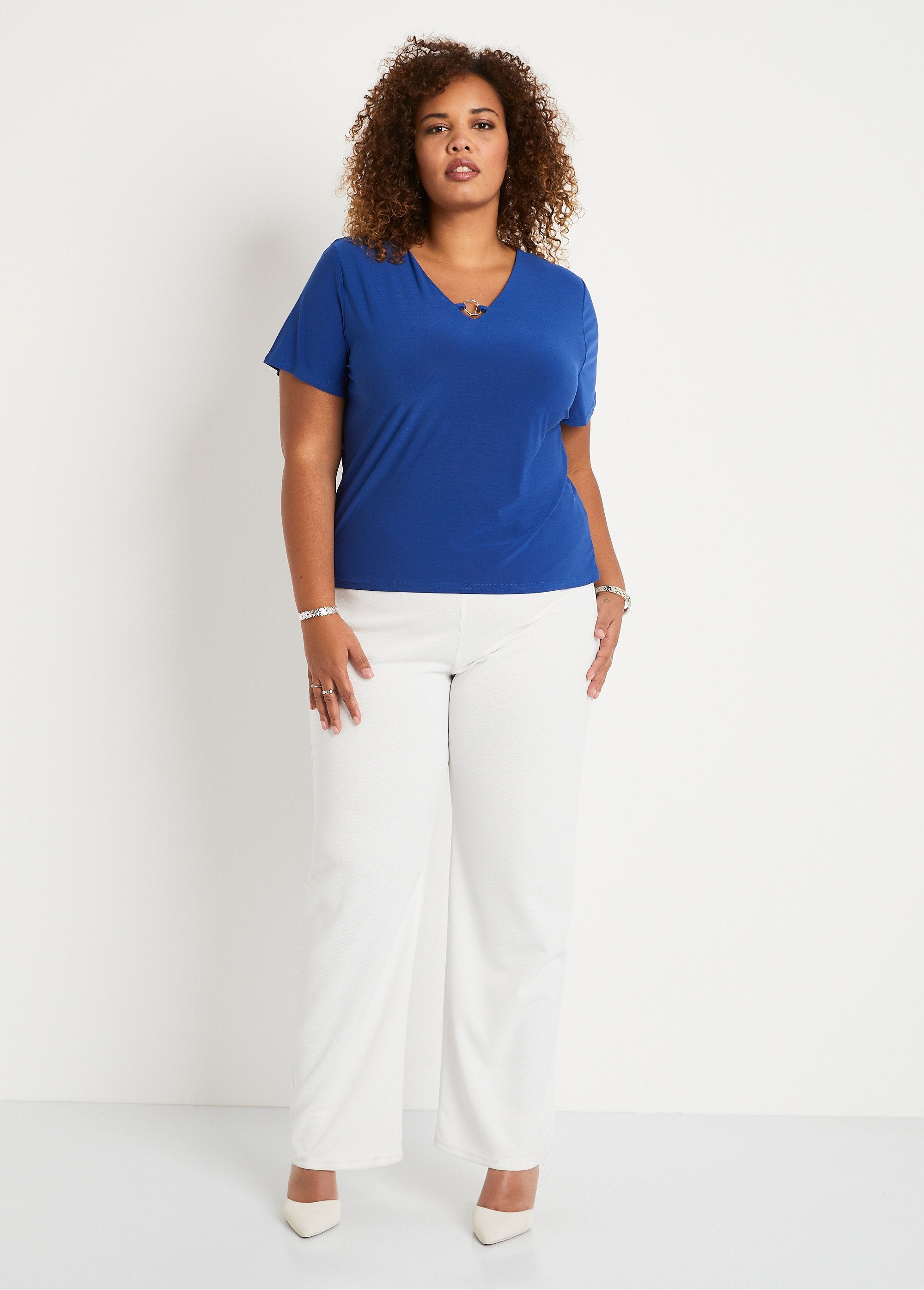 Plain_or_printed_short-sleeved_T-shirt_Plain_blue_SF1_curvy