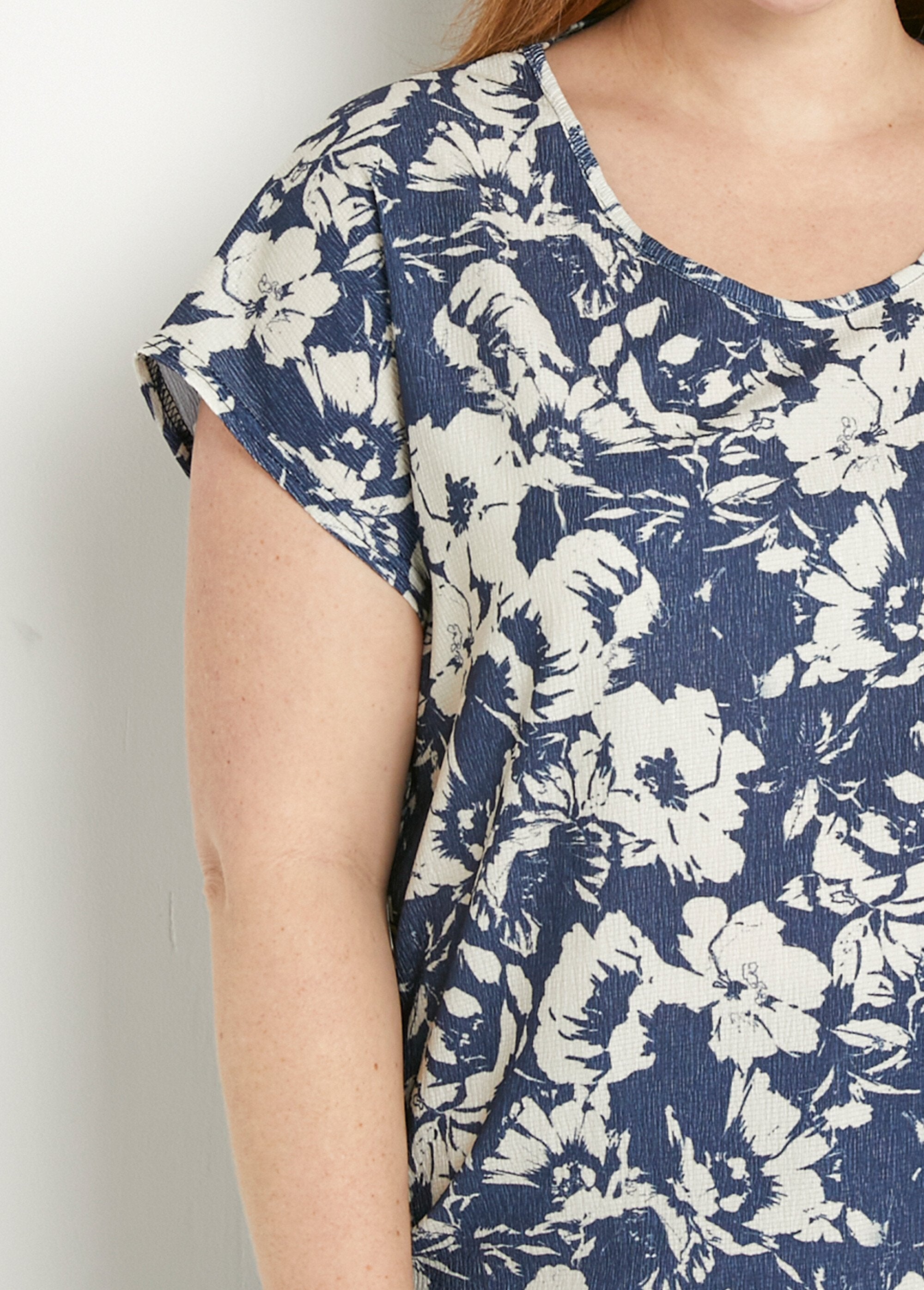 Plain_or_floral_print_short-sleeved_T-shirt_Navy_and_beige_DE1_curvy