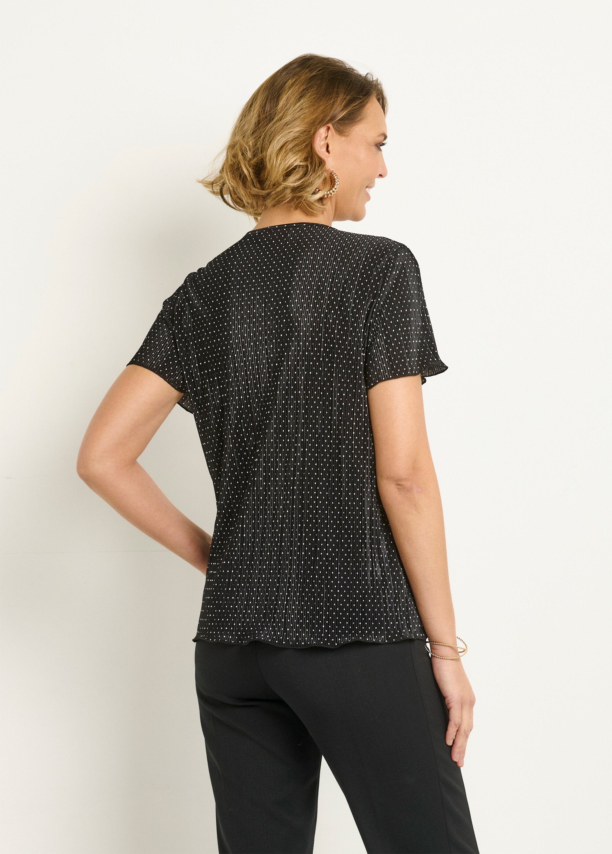 Pleated_polka_dot_t-shirt_with_flared_round_neck_Black_DO1_slim