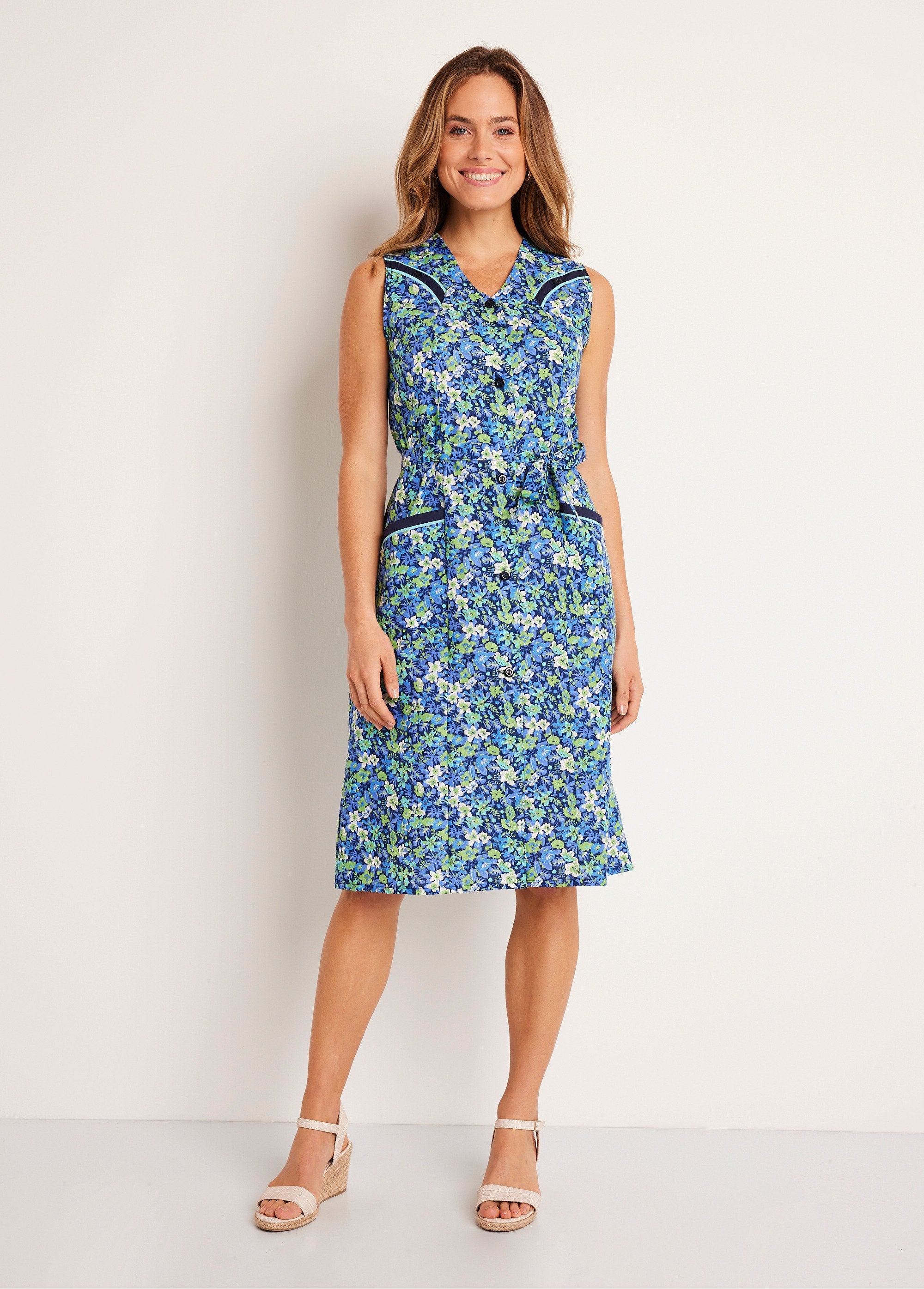 Floral_sleeveless_buttoned_apron_Navy_and_ecru_FA1_slim