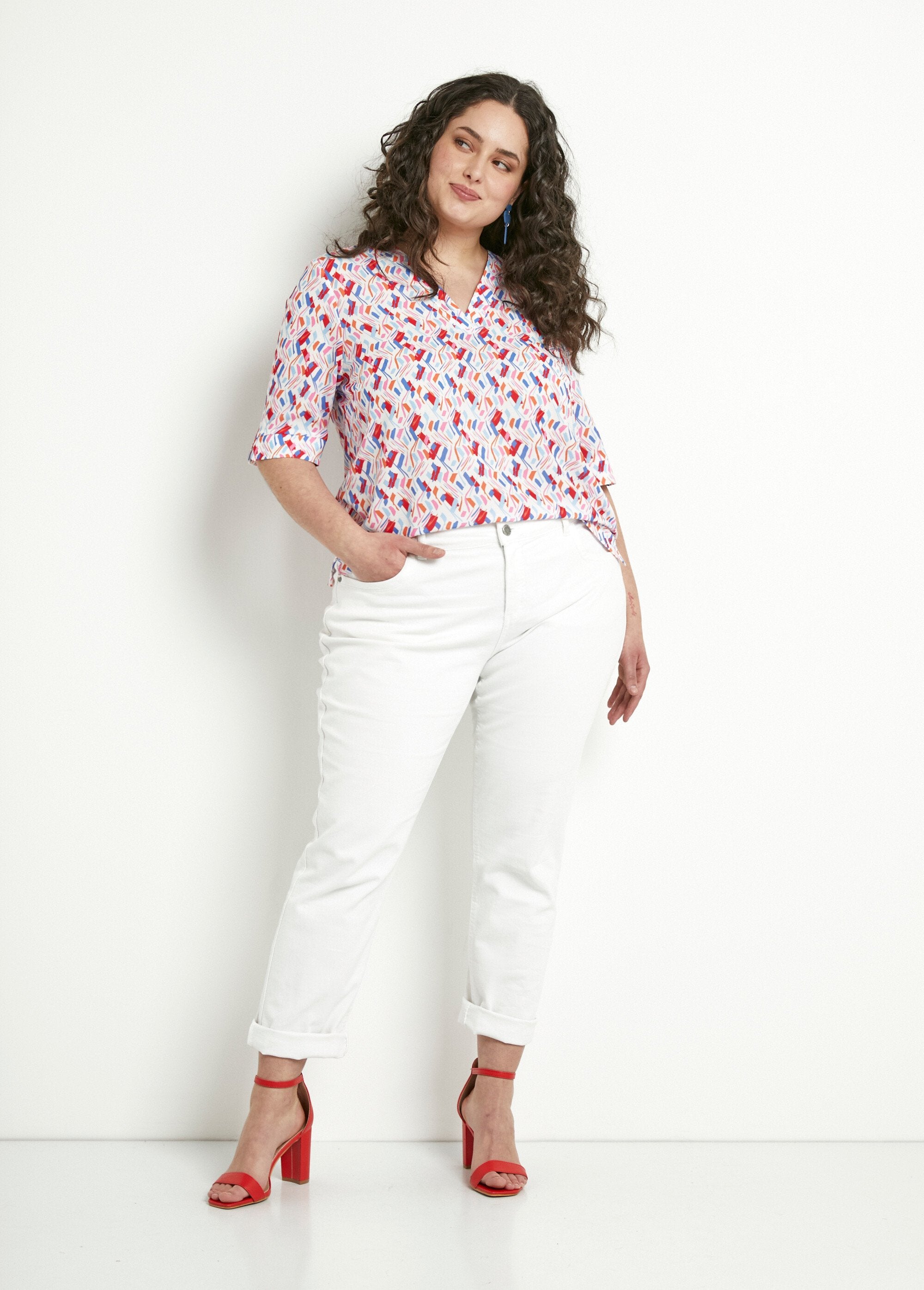 Straight_V-neck_tunic_with_short_printed_sleeves_Blue_and_pink_SF1_curvy