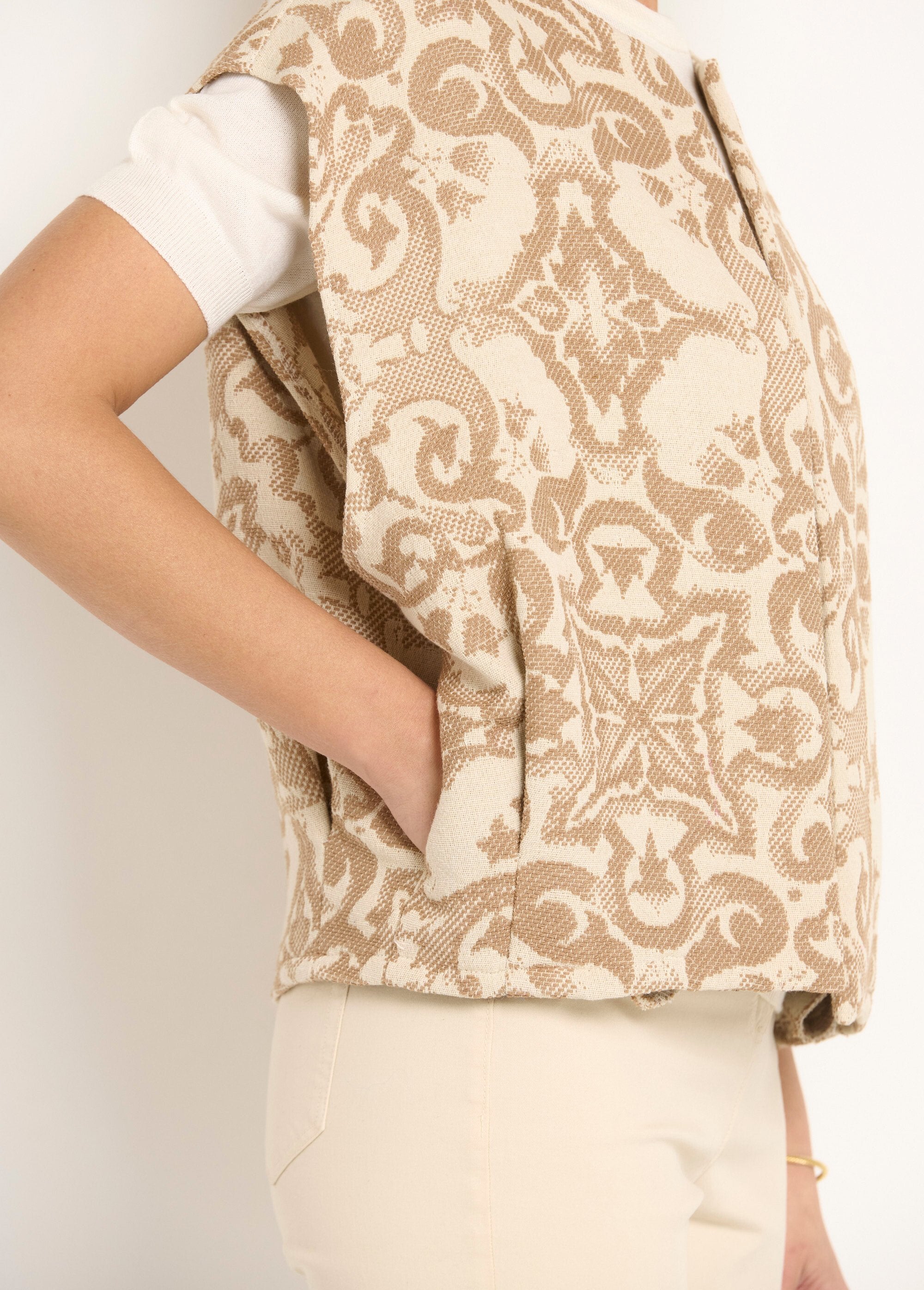 Veste_col_rond_sans_manches_en_jacquard_Beige_DE2_slim