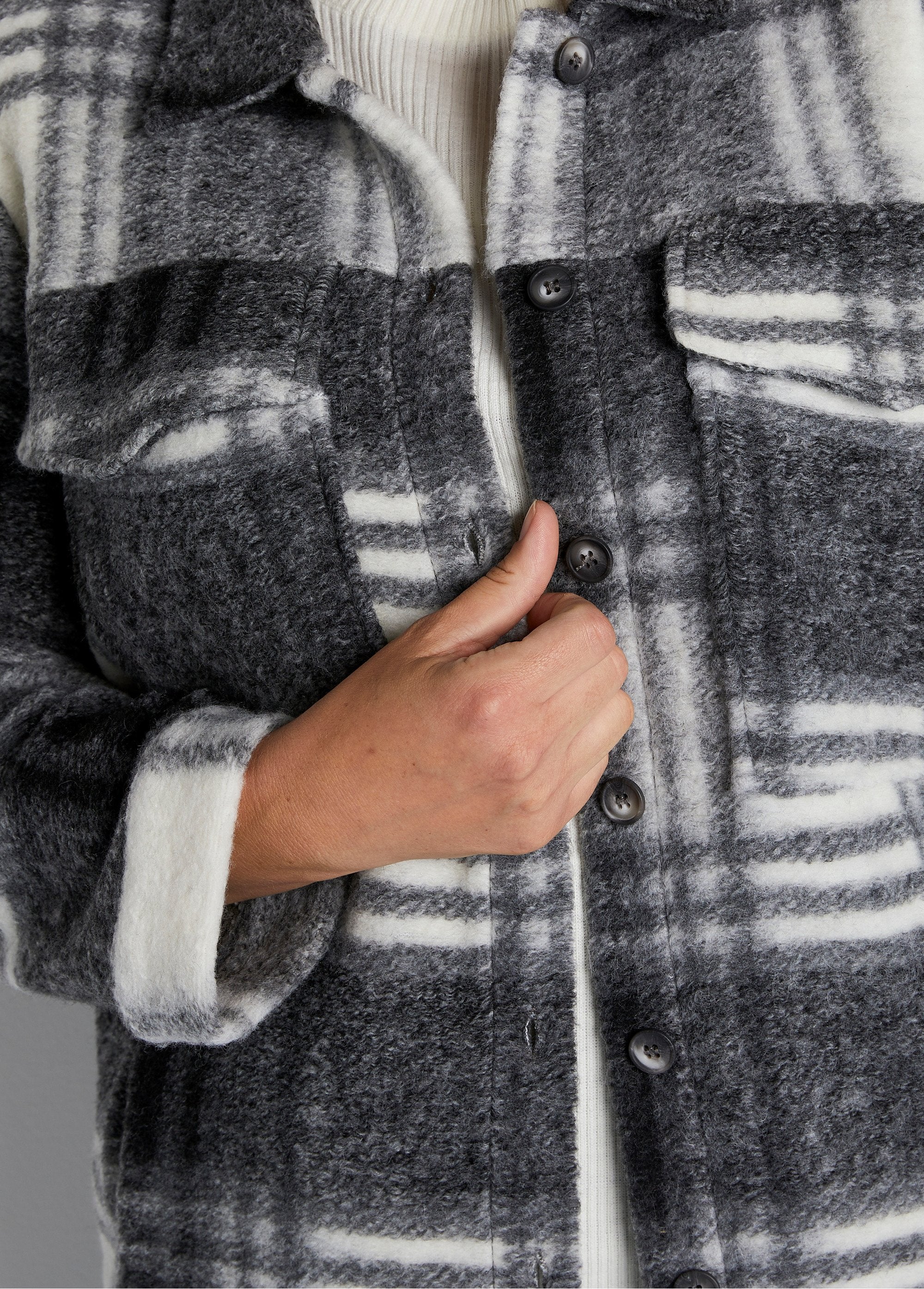 Warm_knit_check_overshirt_jacket_Gray_tiles_DE2_curvy